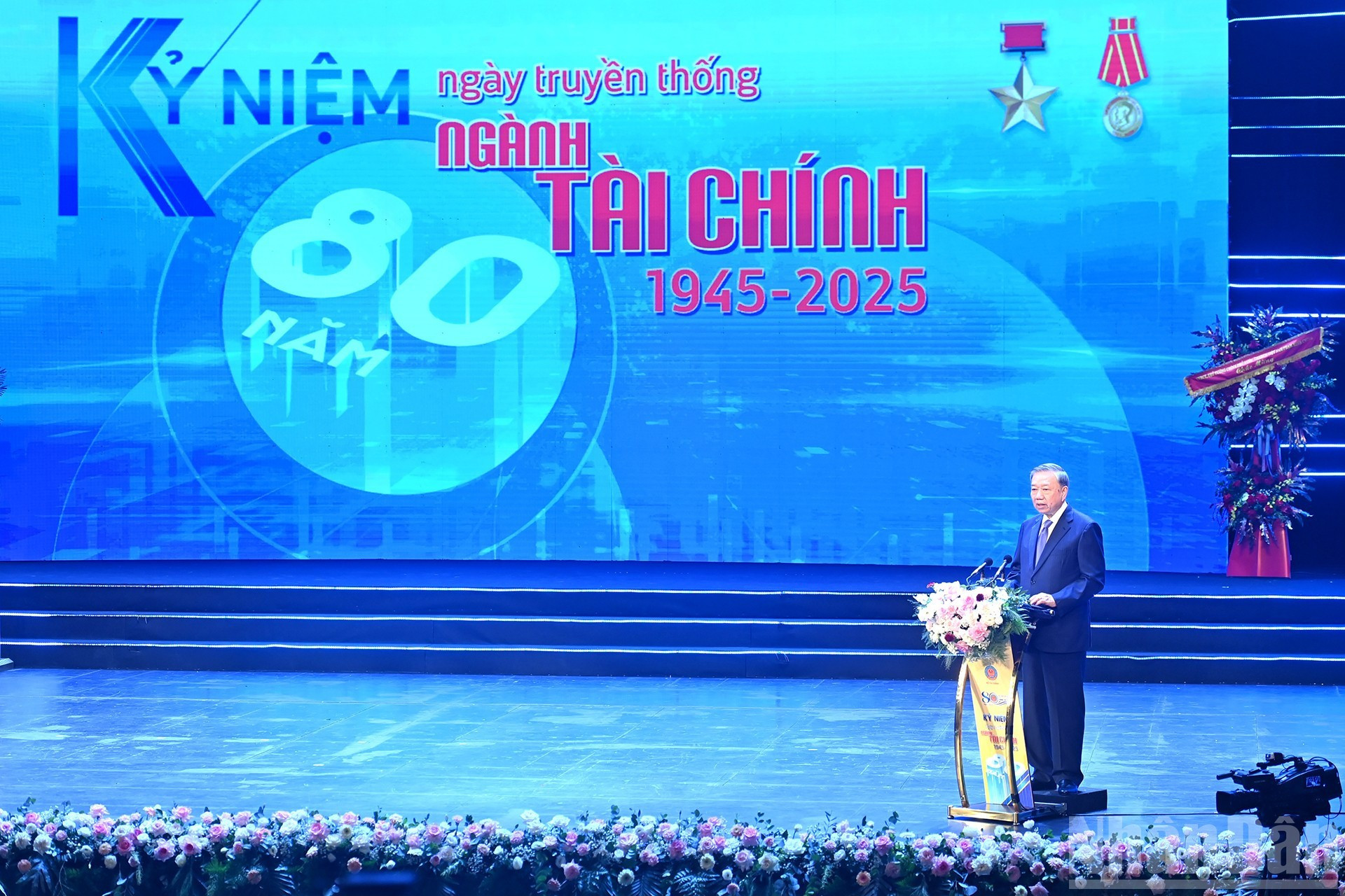 El secretario general del PCV, To Lam, toma la palabra en la cita.