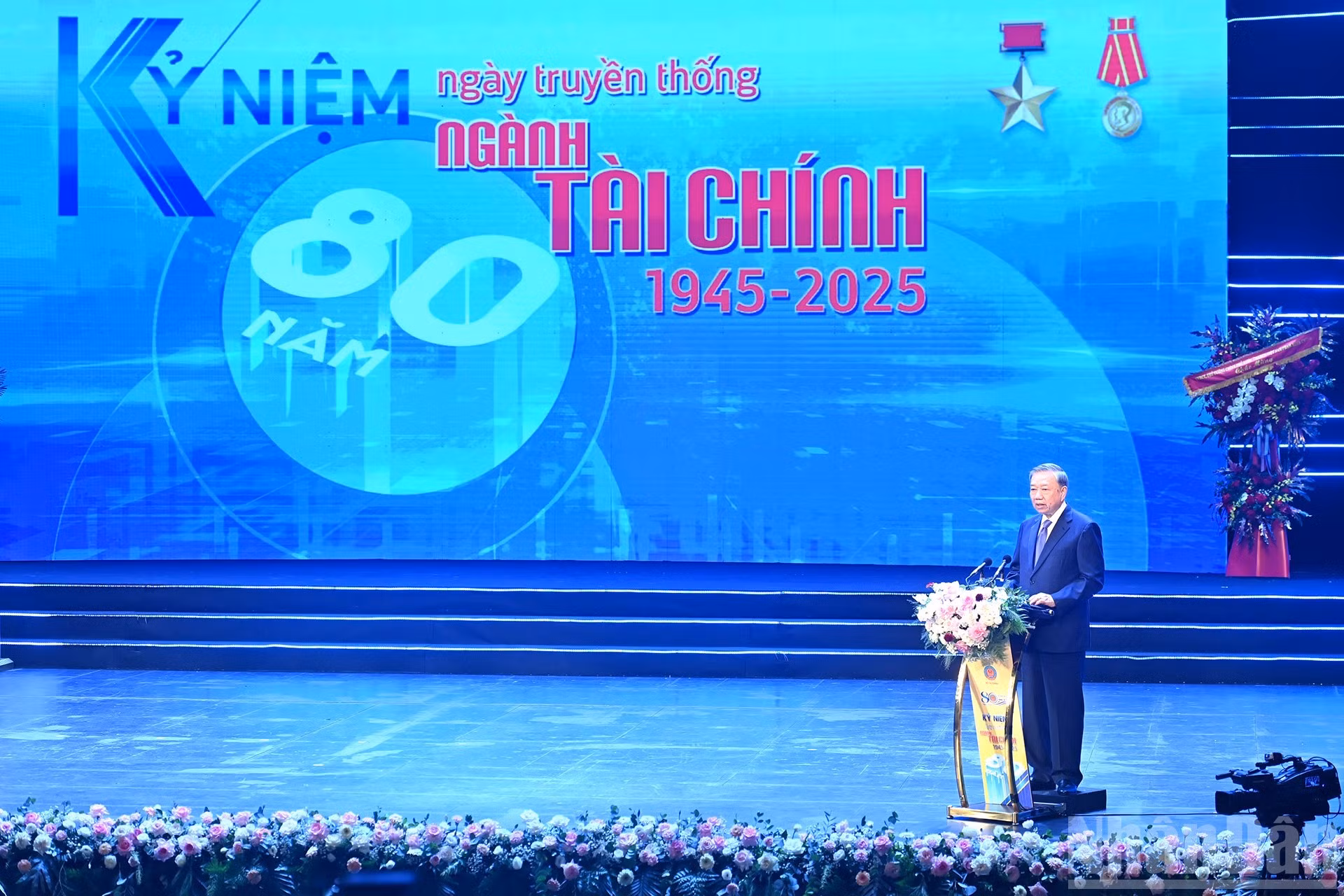 El secretario general del PCV, To Lam, toma la palabra en la cita.