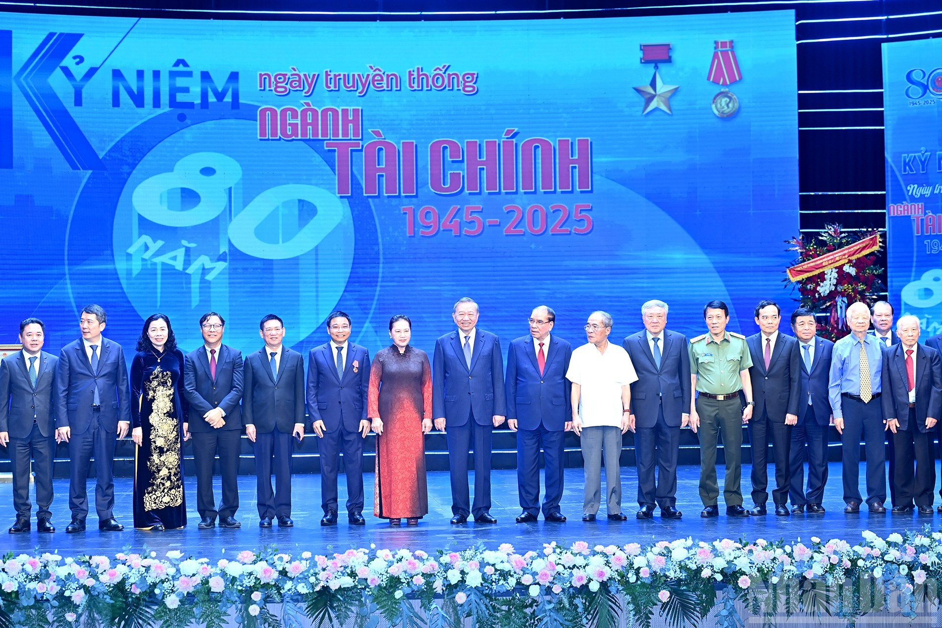 Dirigentes y exlíderes del Partido y Estado asisten al acto.