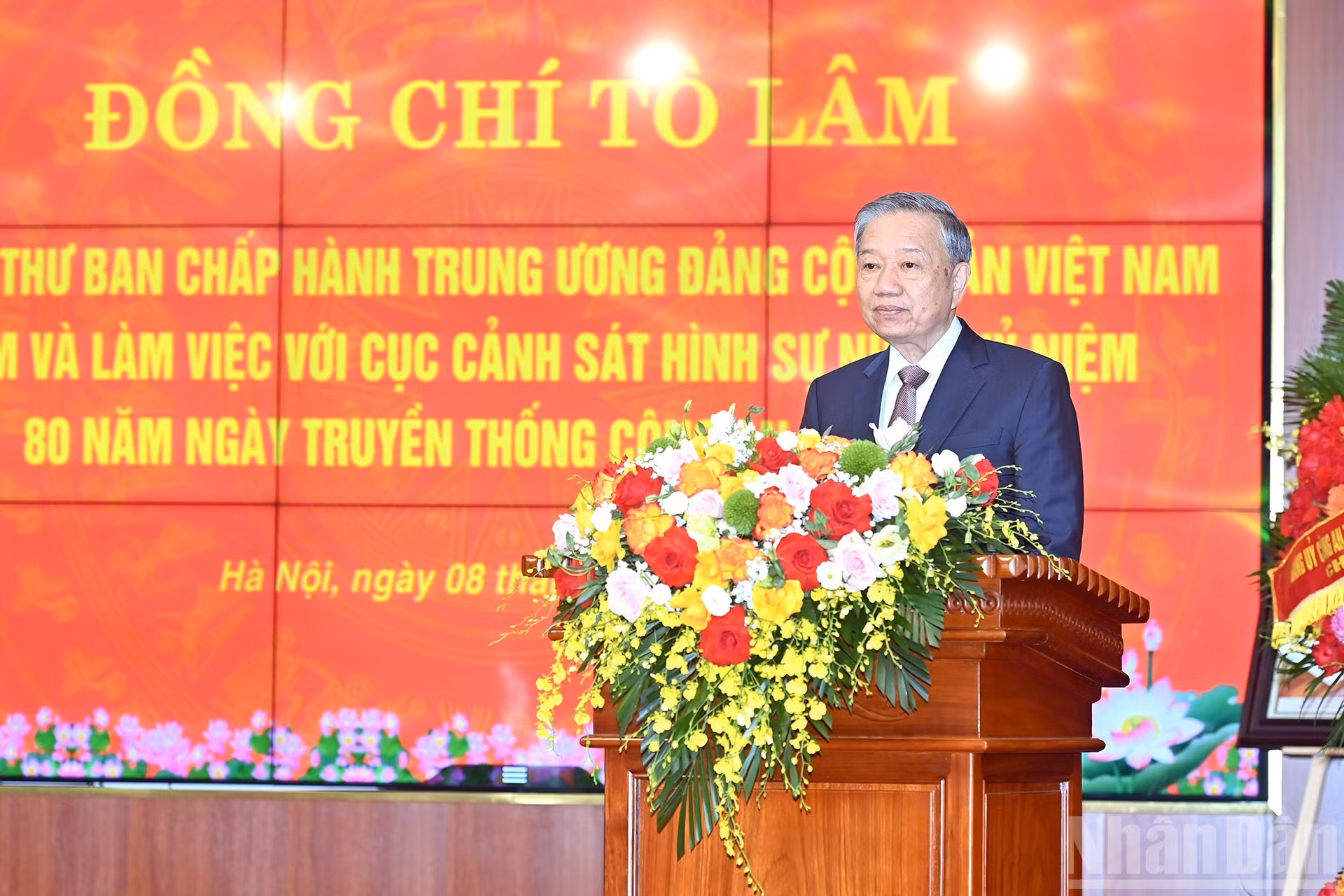 El máximo líder partidista To Lam toma la palabra en la cita.