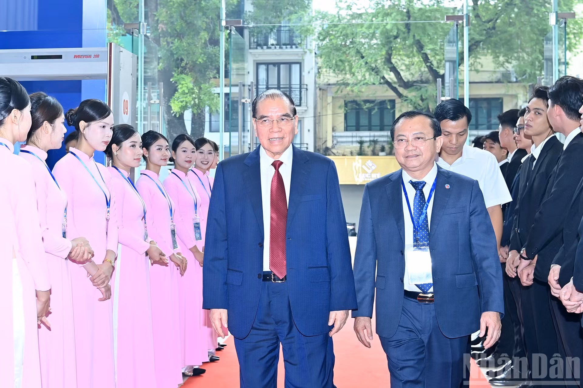 El exsecretario general del PCV, Nong Duc Manh (izquierda) interviene al acto.