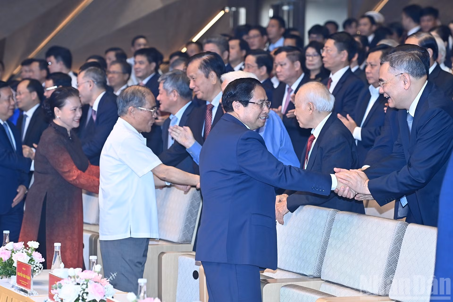 Los dirigentes y exlíderes del Partido y Estado saludan a los asistentes.