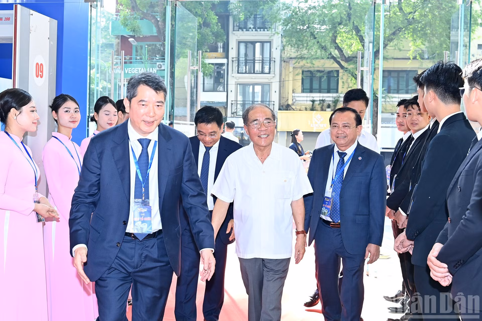 El expresidente de la Asamblea Nacional, Nguyen Sinh Hung (con camisa blanca) interviene al acto.