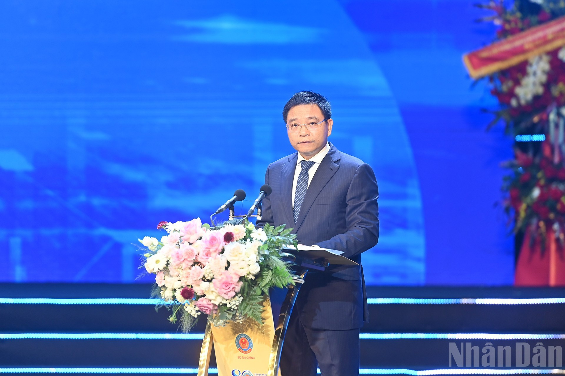 El ministro de Finanzas, Nguyen Van Thang, pronuncia un discurso.