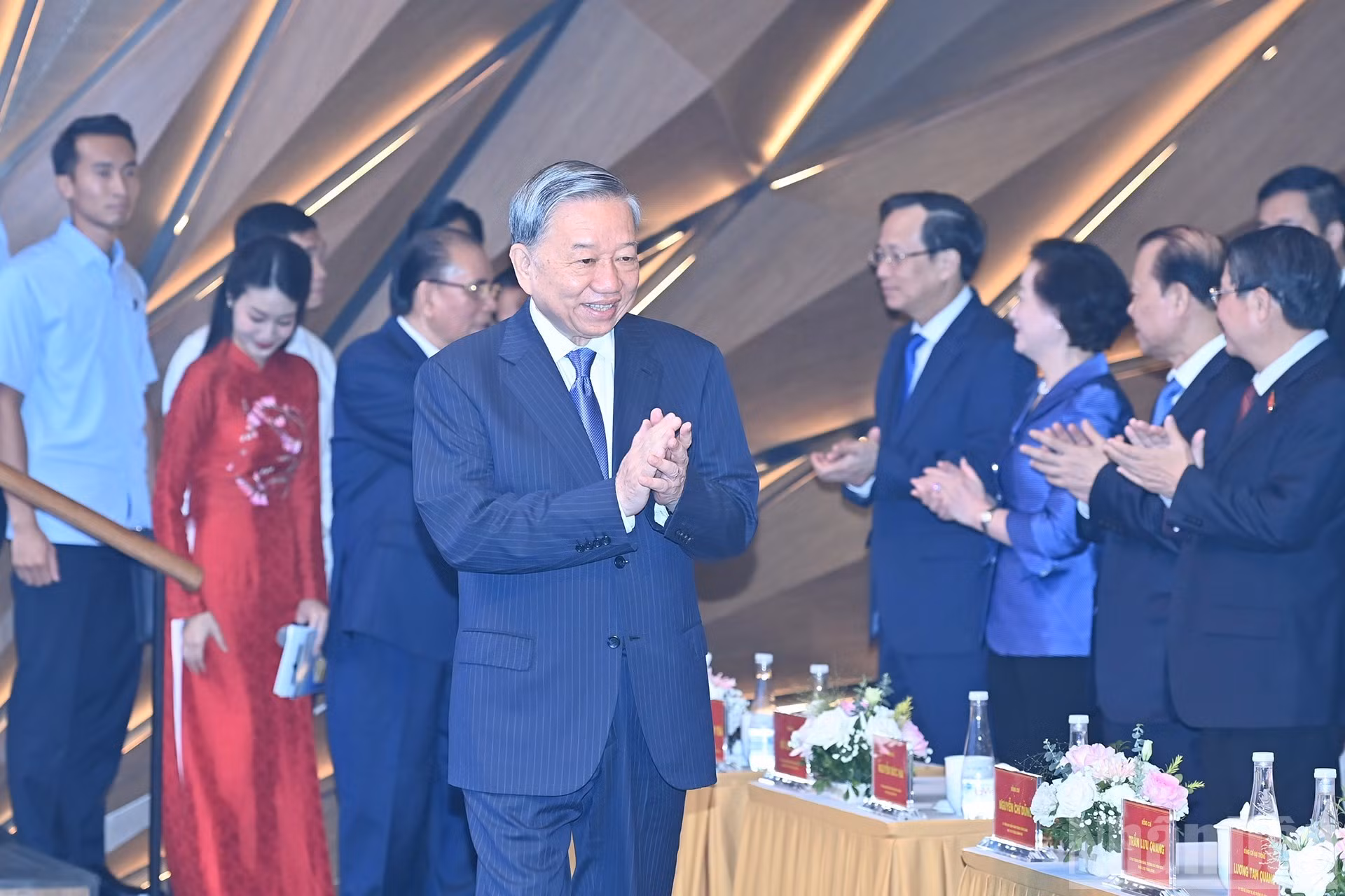 El secretario general To Lam y líderes y exdirigentes del Partido y Estado intervienen al acto conmemorativo.