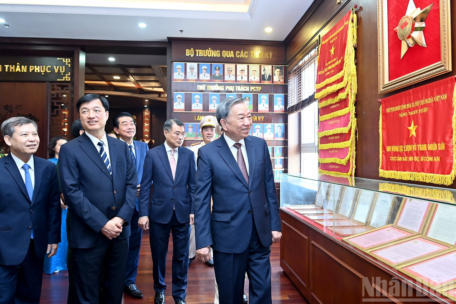 El secretario general To Lam y dirigentes del Partido y Estado visitan la Sala de Tradición del Departamento de Policía Criminal. El secretario general To Lam y dirigentes del Partido y Estado visitan la Sala de Tradición del Departamento de Policía Criminal.