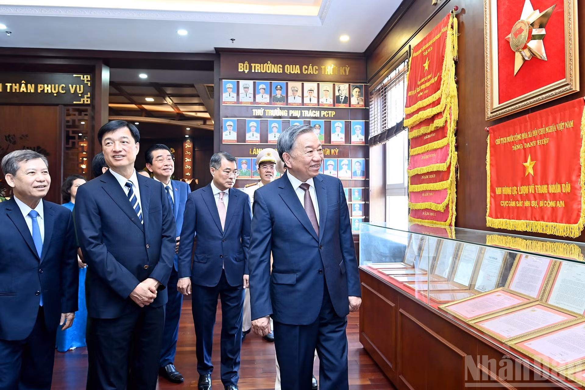 El secretario general To Lam y dirigentes del Partido y Estado visitan la Sala de Tradición del Departamento de Policía Criminal.