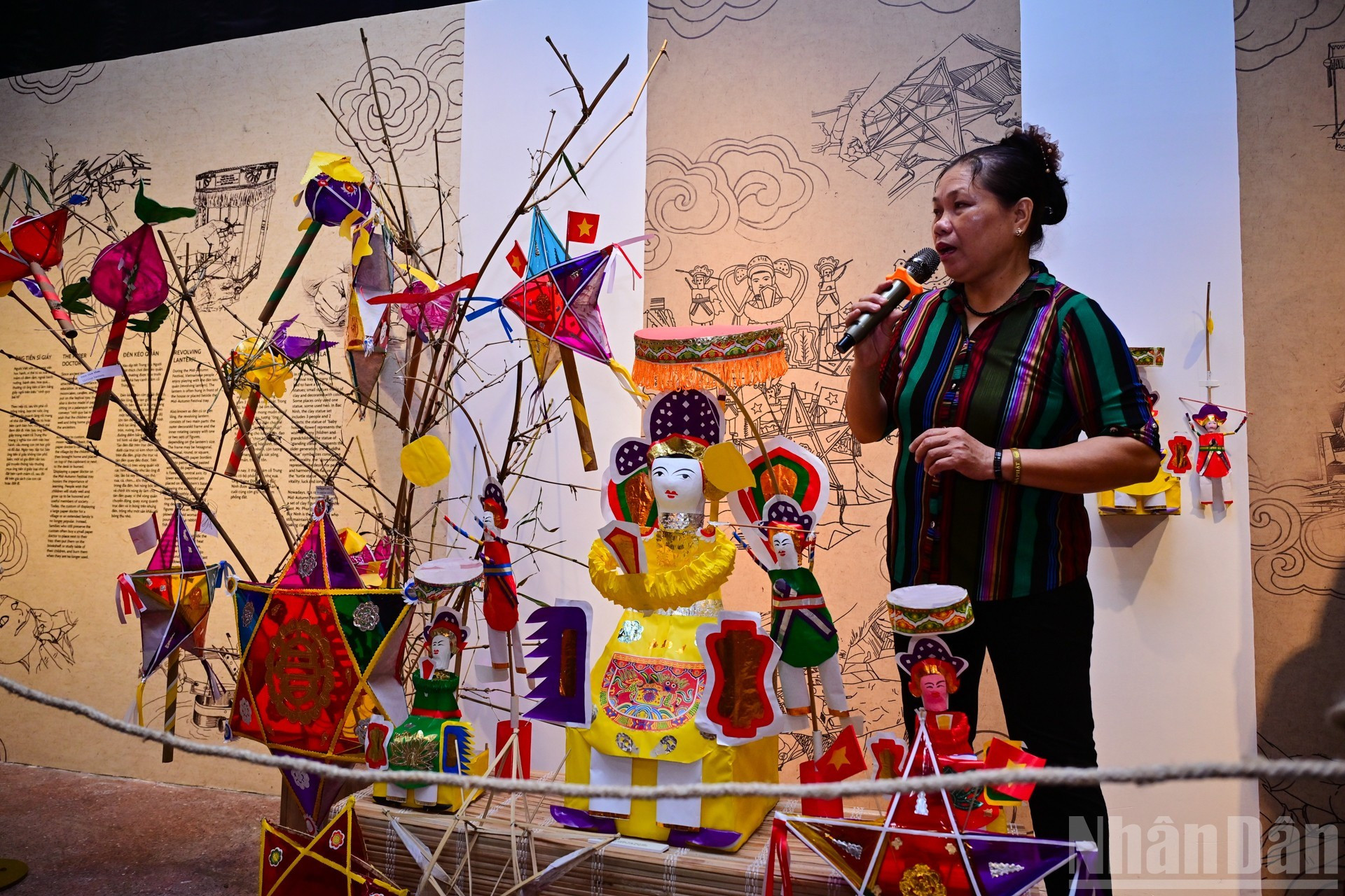 La artesana Nguyen Thi Tuyet, con más de 50 años dedicada a la elaboración de linternas de estrella, figuras de papel del erudito y muñecos tradicionales, presentó sus obras, hechas con dedicación y pasión.
