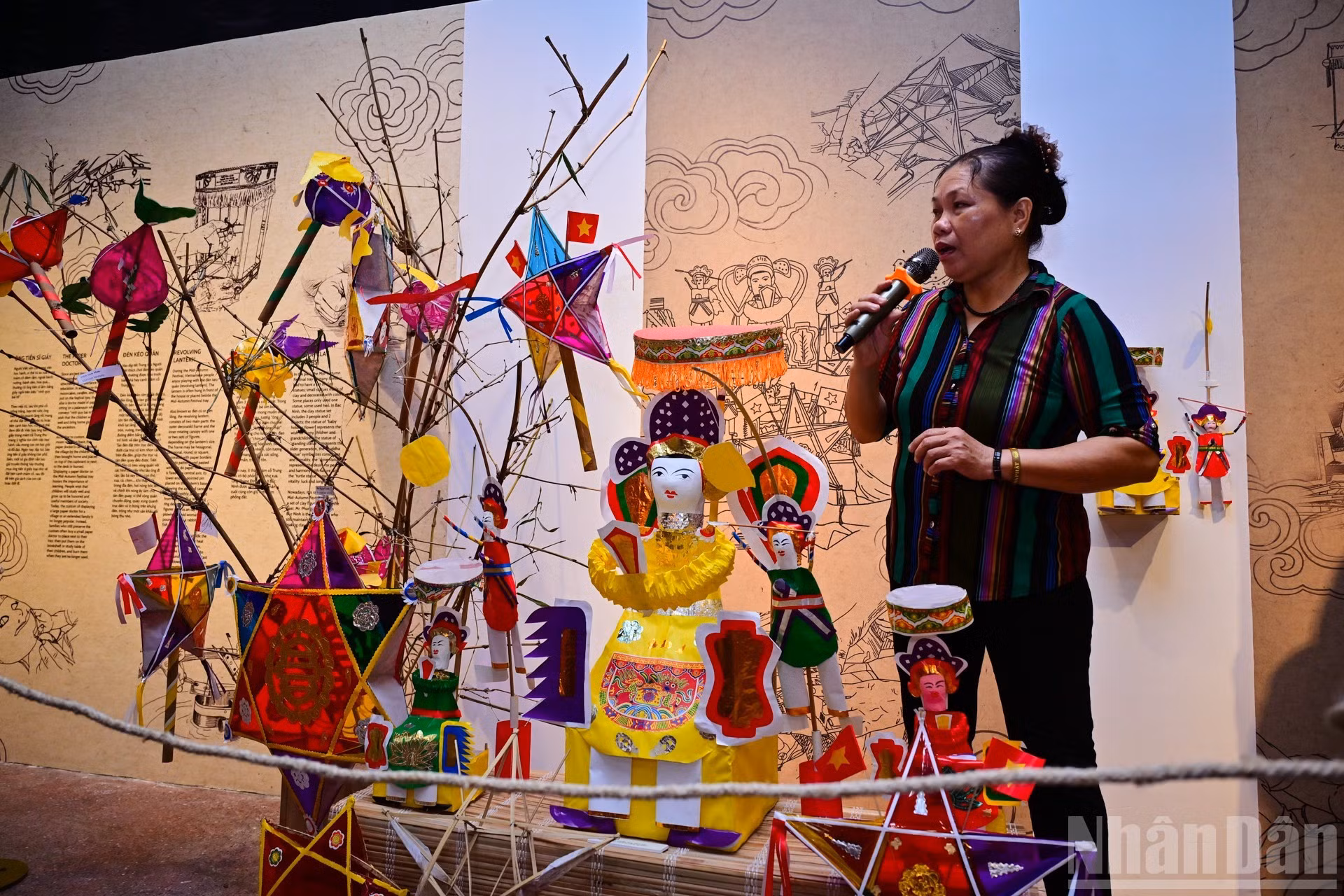 La artesana Nguyen Thi Tuyet, con más de 50 años dedicada a la elaboración de linternas de estrella, figuras de papel del erudito y muñecos tradicionales, presentó sus obras, hechas con dedicación y pasión.