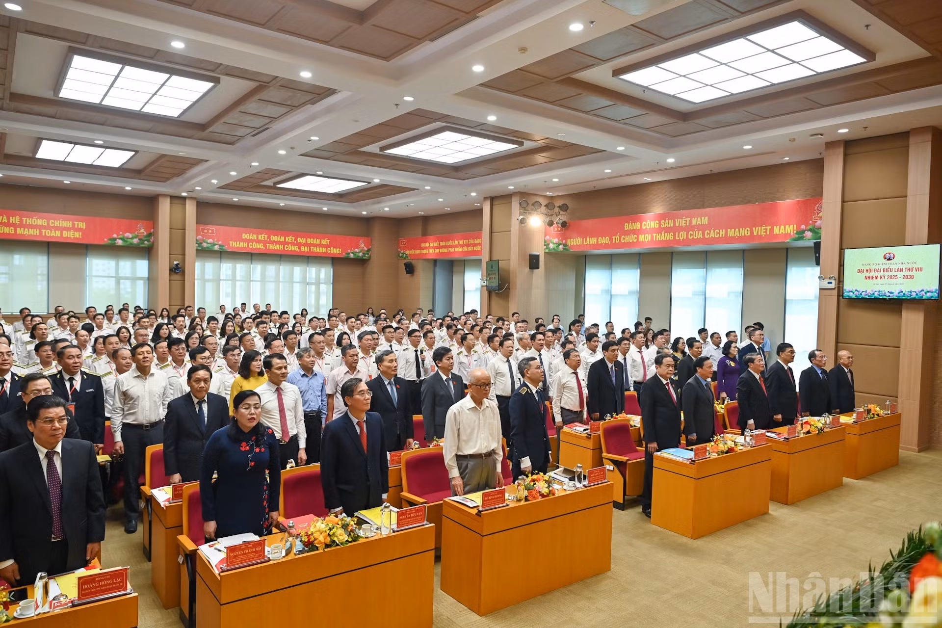 Delegados realizan el acto de saludo a la bandera nacional.