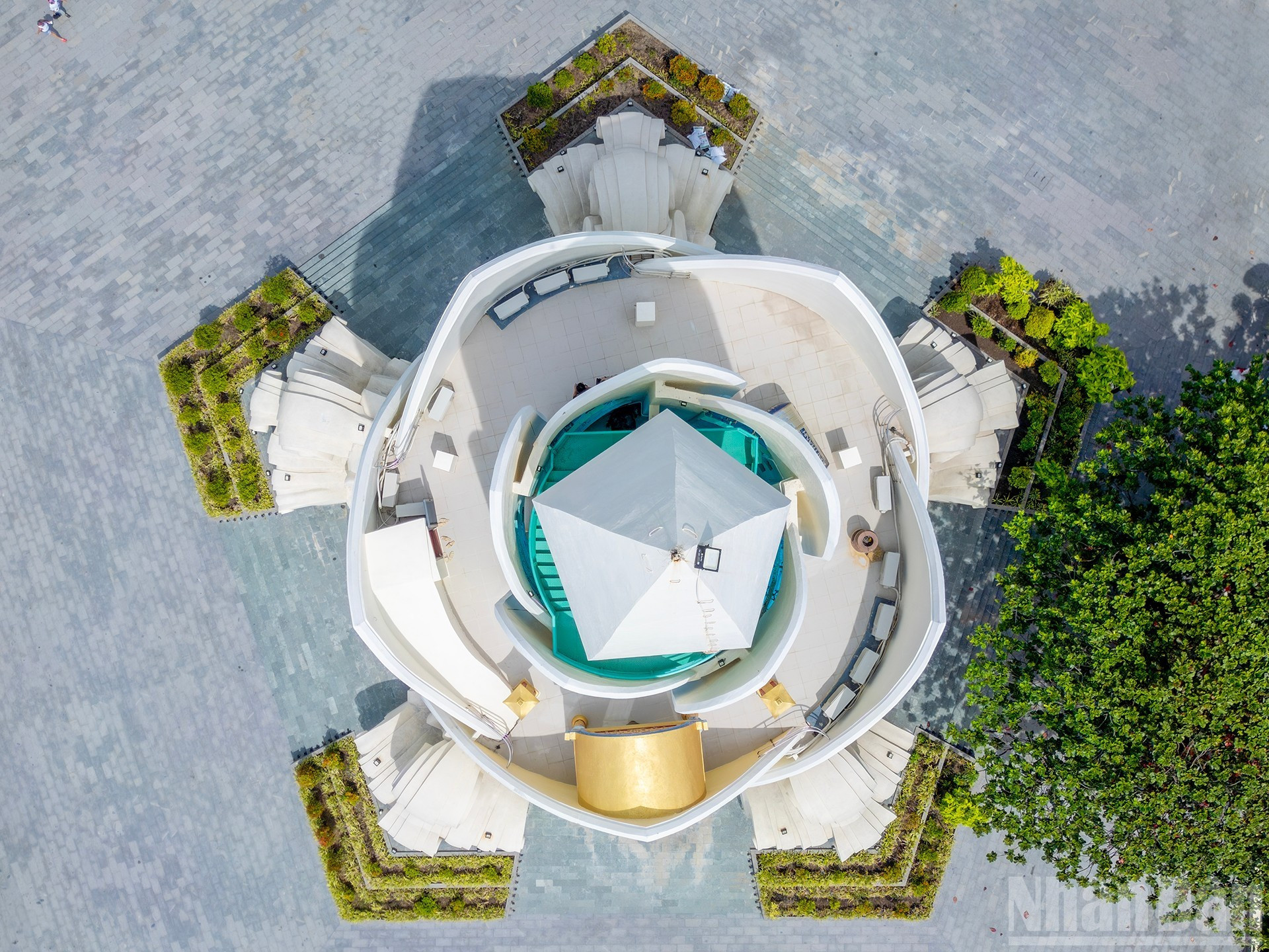 La Torre de Tram Huong tiene seis plantas. En su interior se exhiben imágenes culturales de Khanh Hoa y productos típicos como el incienso de agar y los nidos de golondrina. También cuenta con una zona de memoria espiritual. La parte superior de la torre es hueca y crea un efecto luminoso nocturno similar a una antorcha, que simboliza el desarrollo de la provincia.