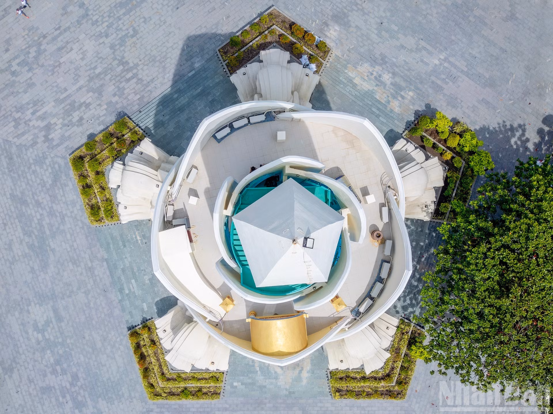 La Torre de Tram Huong tiene seis plantas. En su interior se exhiben imágenes culturales de Khanh Hoa y productos típicos como el incienso de agar y los nidos de golondrina. También cuenta con una zona de memoria espiritual. La parte superior de la torre es hueca y crea un efecto luminoso nocturno similar a una antorcha, que simboliza el desarrollo de la provincia.