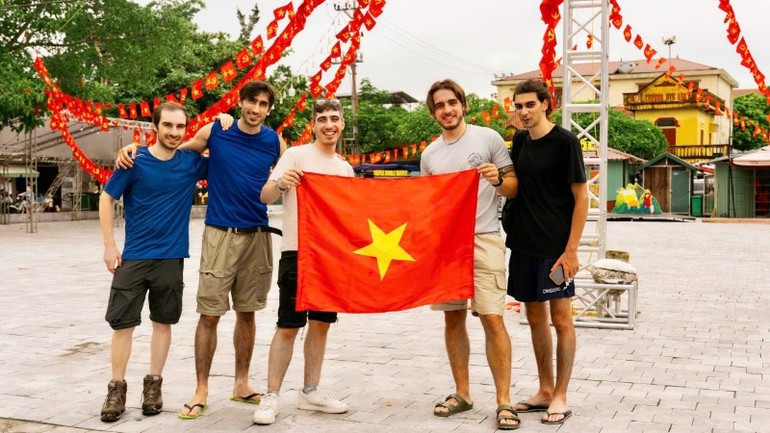 Los turistas extranjeros muestran entusiasmo y satisfacción con la hospitalidad y la preparación de los destinos turísticos de Ninh Binh.