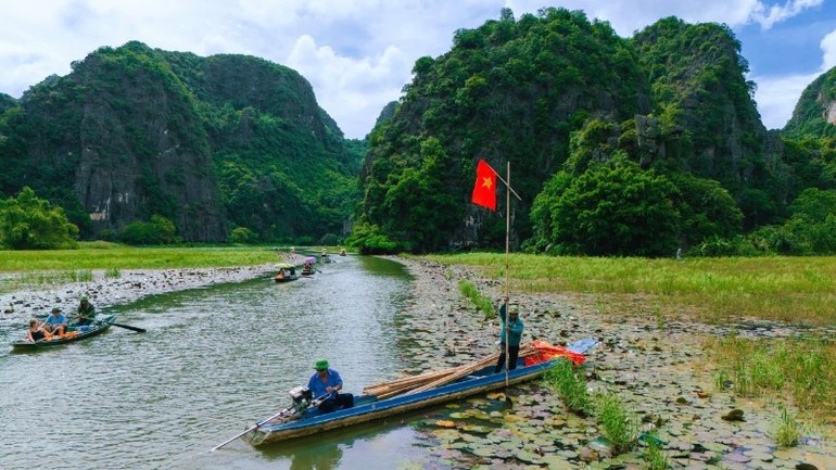 Los barqueros locales colocan banderas en cada bote y a lo largo de las rutas del recorrido de Tam Coc, lo que añade un aire festivo y patriótico.