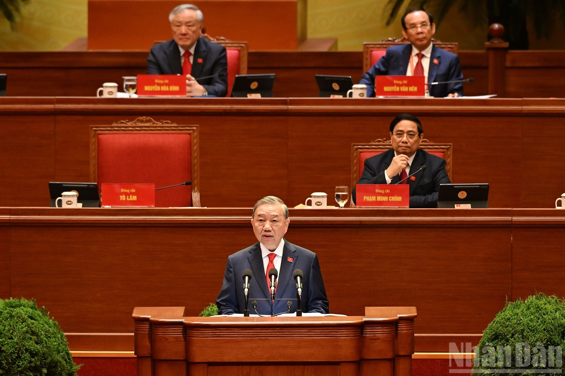 El secretario general To Lam.