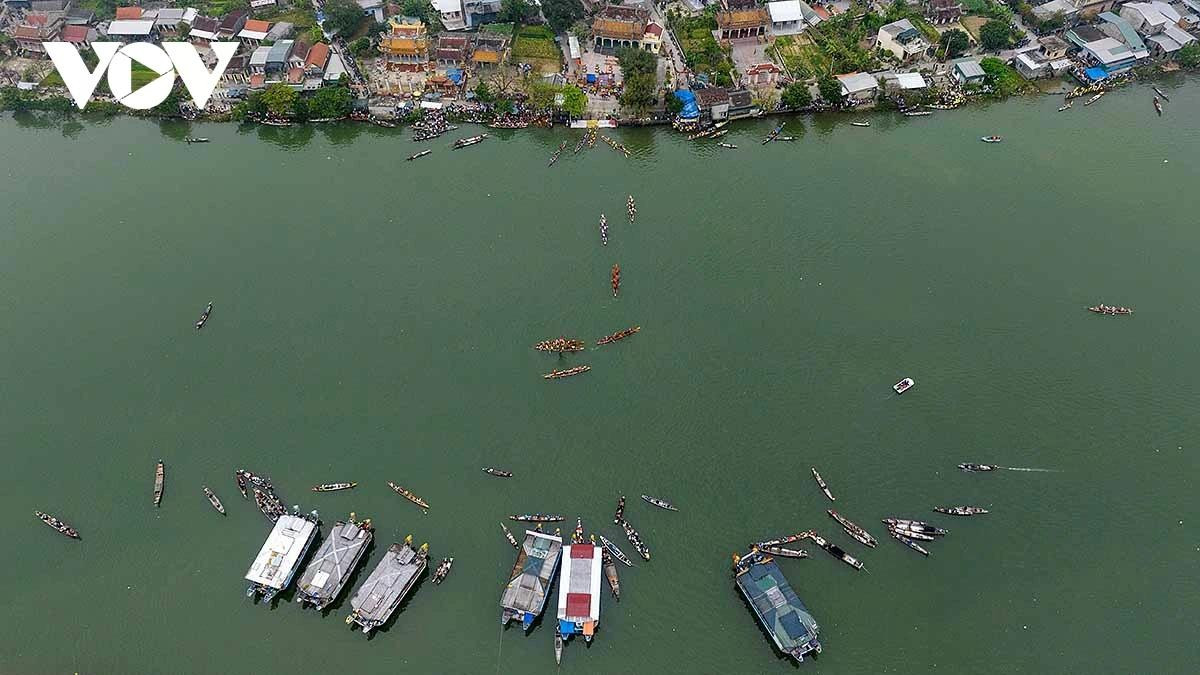 Tras el ritual, la aldea parece despertar cuando la carrera de botes se inicia en el tramo del río frente al pueblo.
