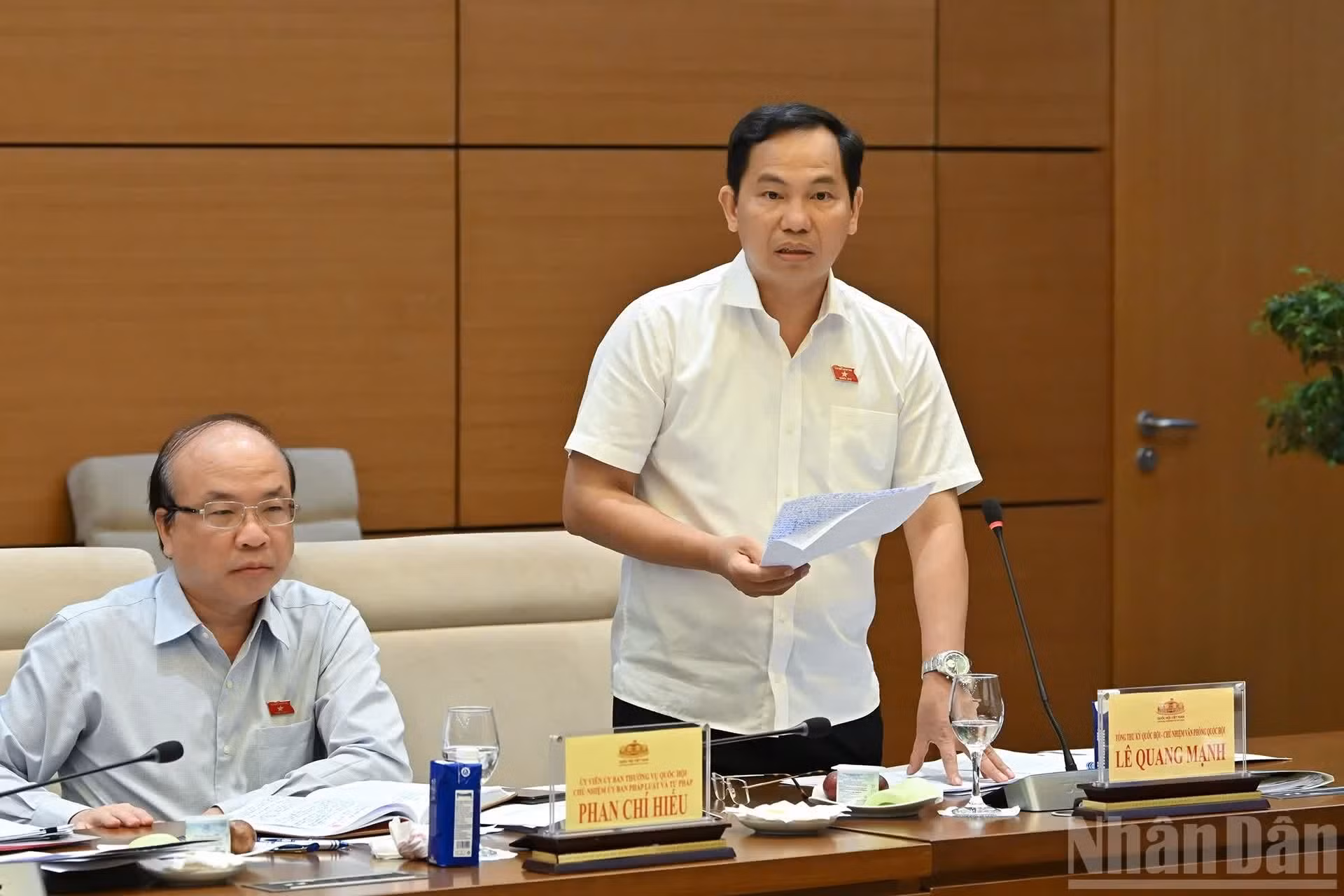 El secretario general de la Asamblea Nacional, jefe de la Oficina de la Asamblea Nacional, Le Quang Manh, habla en la cita.