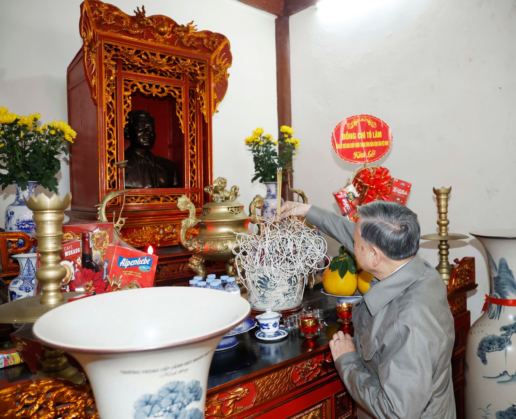 El secretario general To Lam visita la Zona Conmemorativa dedicada al camarada Le Van Luong en la provincia de Hung Yen.
