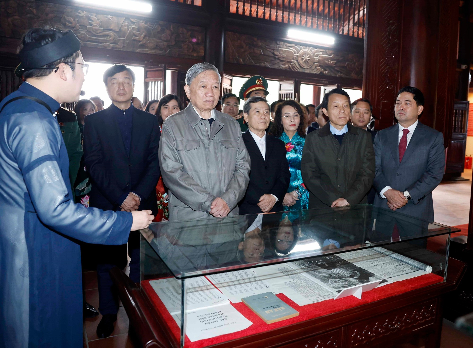 El secretario general To Lam visita la Zona Conmemorativa dedicada al camarada Nguyen Van Cu en la provincia de Bac Ninh.