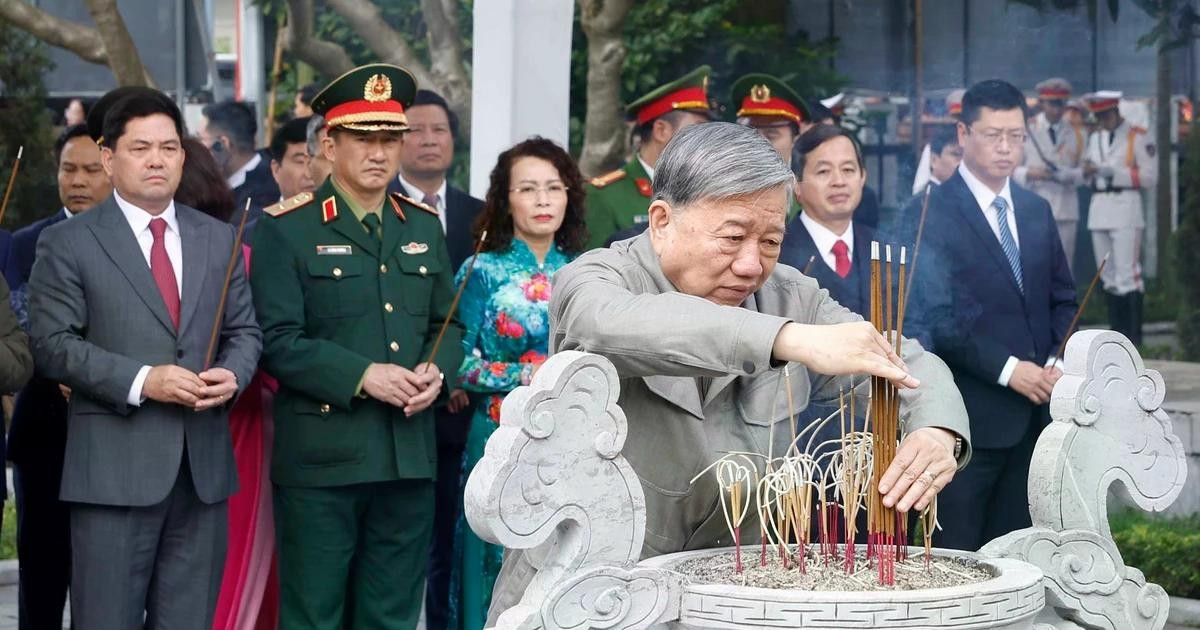 [Foto] Secretario general To Lam honra homenaje a predecesores dirigentes del Partido