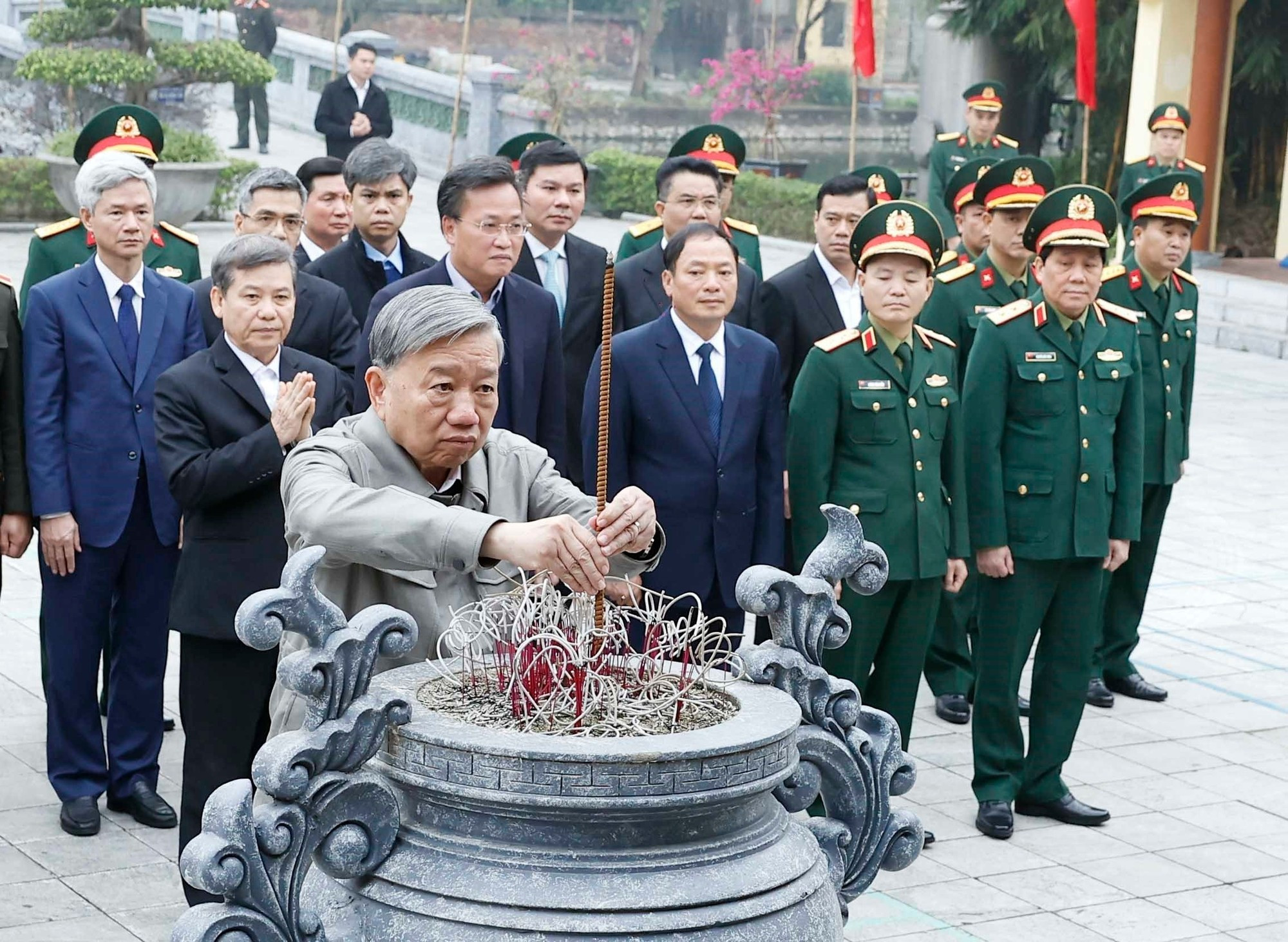 El secretario general To Lam visita la Zona Conmemorativa dedicada al camarada Nguyen Van Linh en la provincia de Hung Yen.