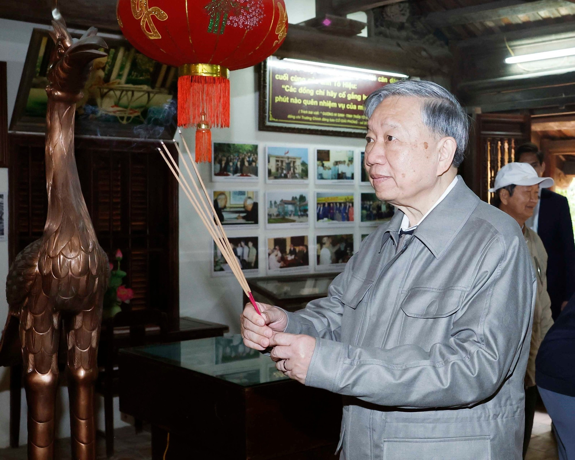 El secretario general To Lam visita la Zona Conmemorativa dedicada al camarada To Hieu en la provincia de Hung Yen.