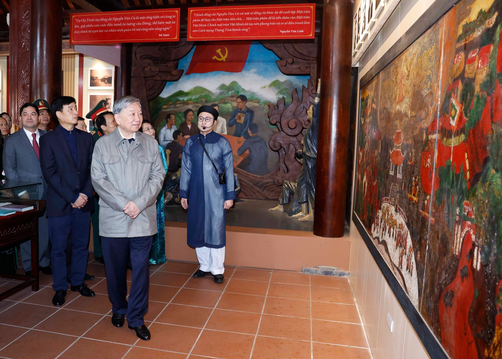 El secretario general To Lam visita la Zona Conmemorativa dedicada al camarada Nguyen Van Cu en la provincia de Bac Ninh.