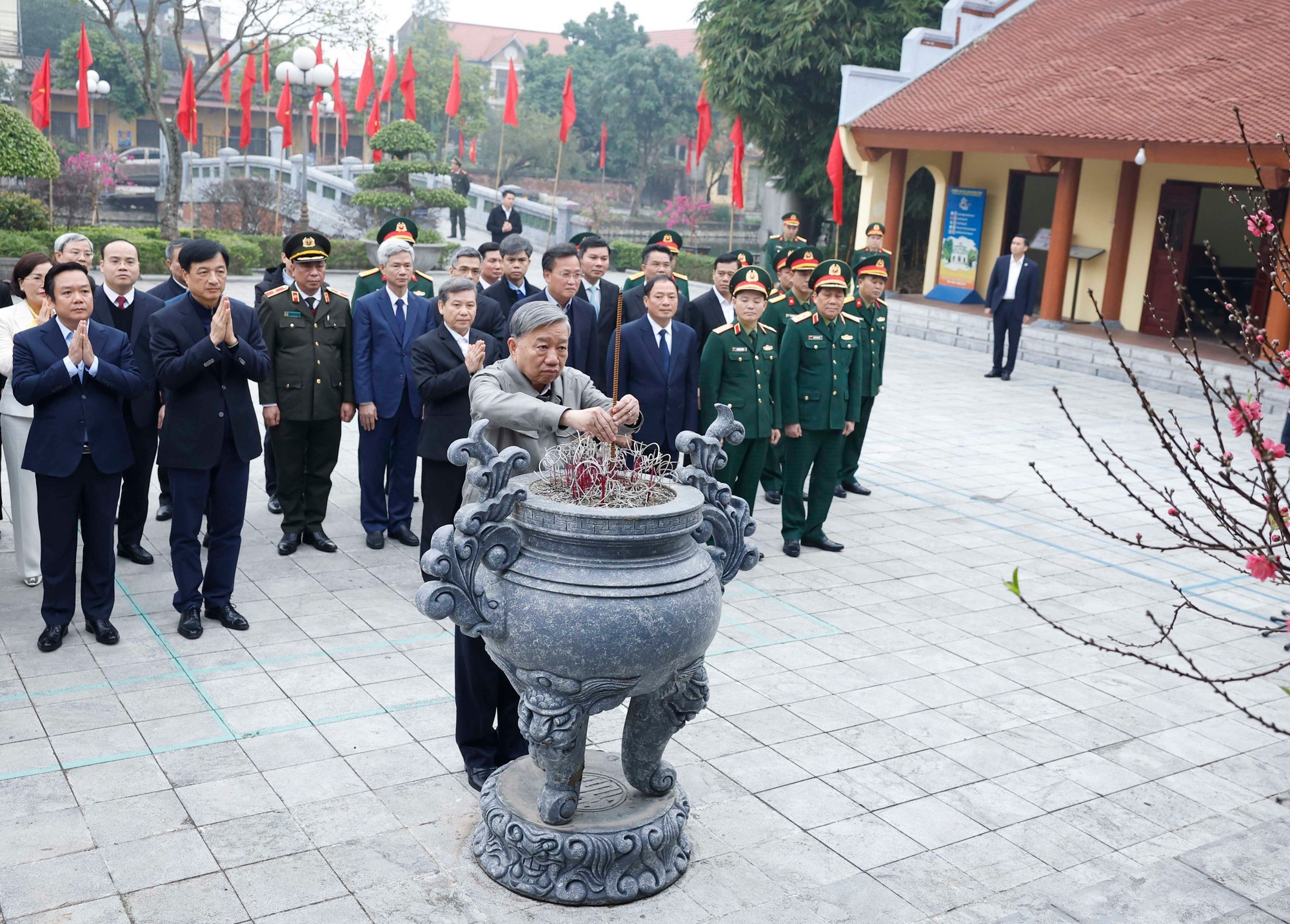 El secretario general To Lam visita la Zona Conmemorativa dedicada al camarada Nguyen Van Linh en la provincia de Hung Yen.