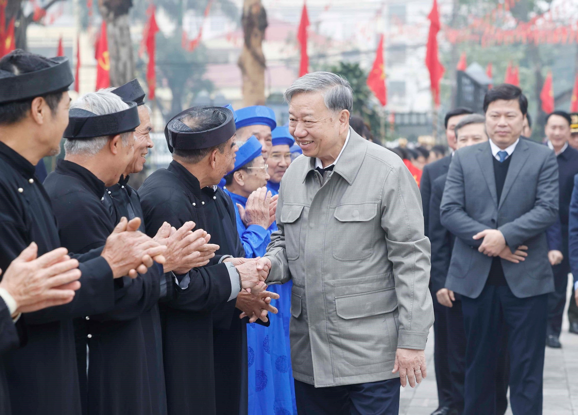 El secretario general To Lam visita la Zona Conmemorativa dedicada al camarada Nguyen Van Linh en la provincia de Hung Yen.
