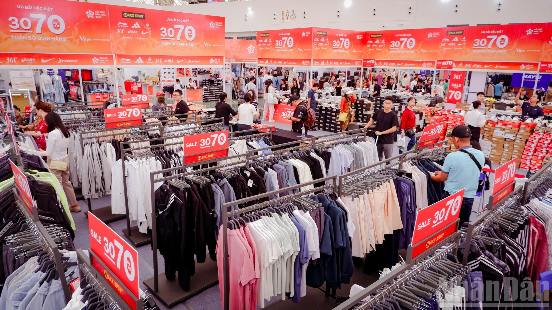 Los pabellones 3 y 5 son un paraíso de compras lleno de grandes promociones. Los pabellones 3 y 5 son un paraíso de compras lleno de grandes promociones.