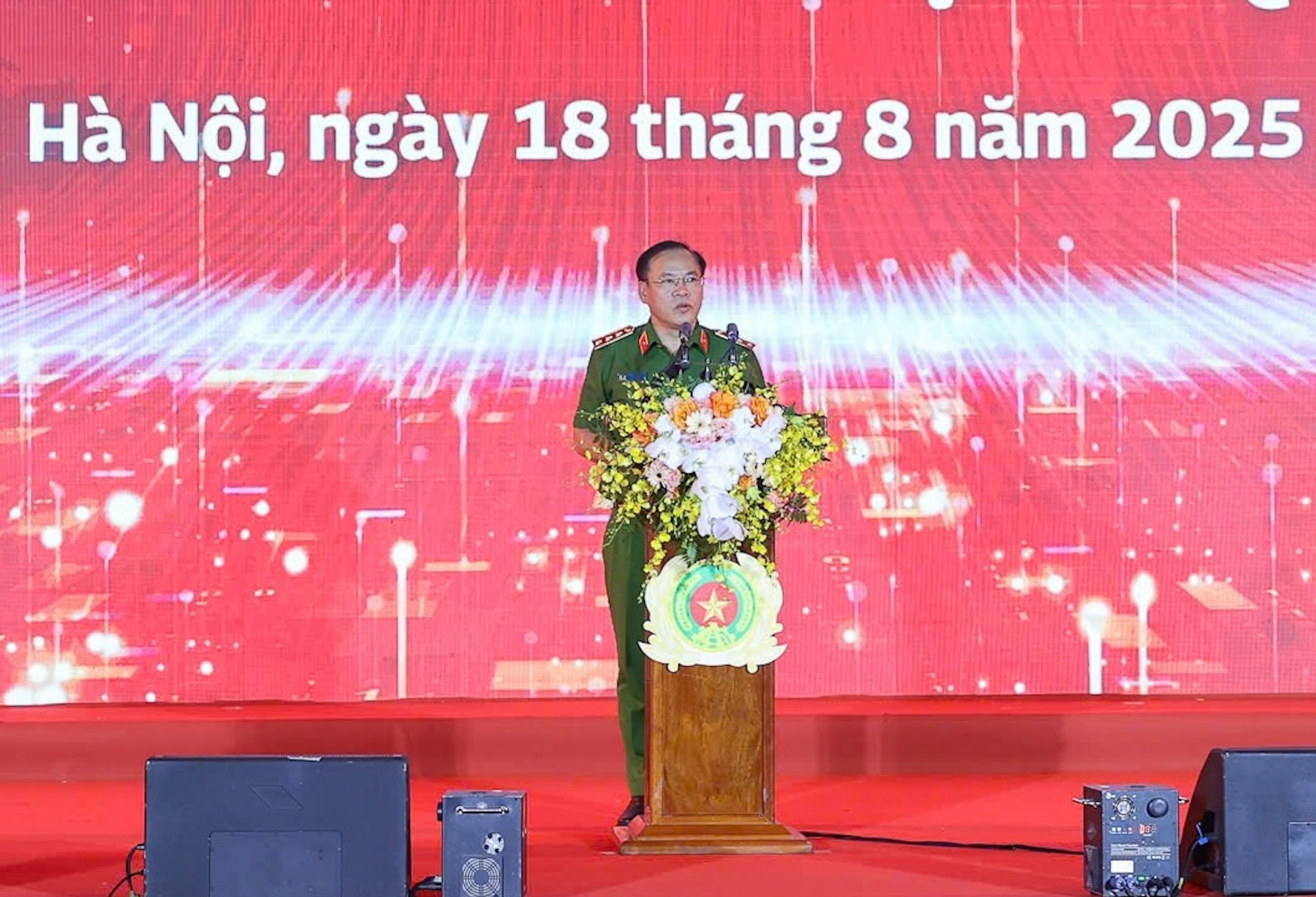 El teniente general Nguyen Van Long, viceministro de Seguridad Pública habla en la cita.