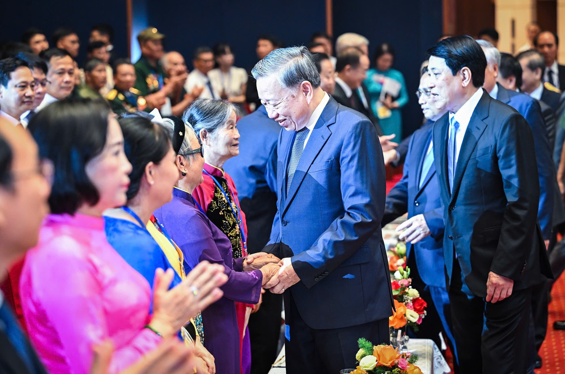 El secretario general del PCV, To Lam; el presidente del país, Luong Cuong, y el primer ministro Pham Minh Chinh, saludan a los delegados.