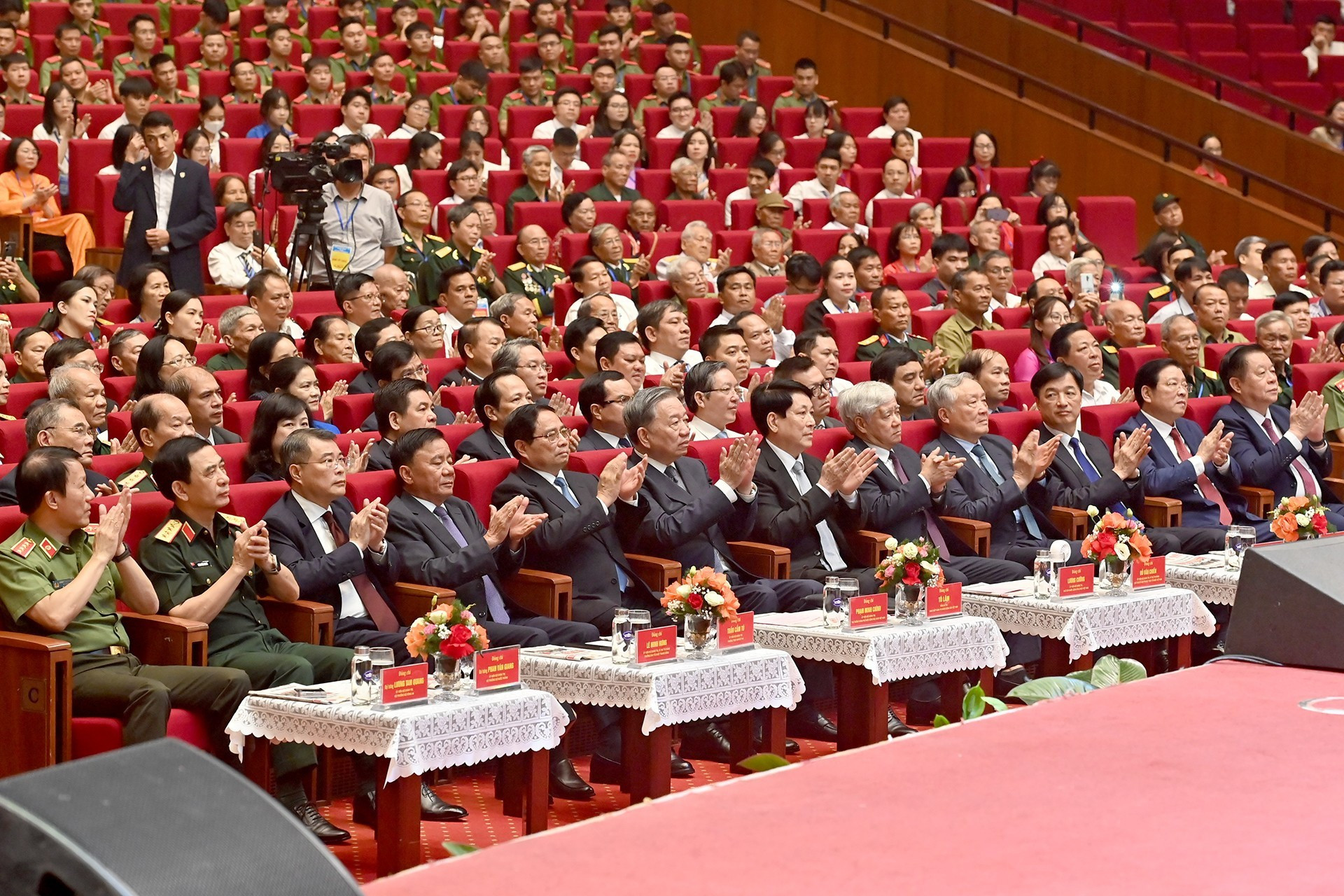Dirigentes del Partido y Estado asisten al evento.