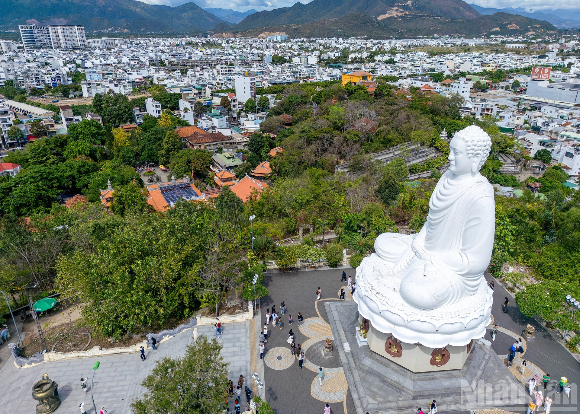 Esta estatua al aire libre es la más grande de Vietnam y representa a Buda Shakyamuni con una expresión compasiva y tranquila. Desde ella se disfruta de vistas espectaculares de la ciudad y la bahía de Nha Trang.