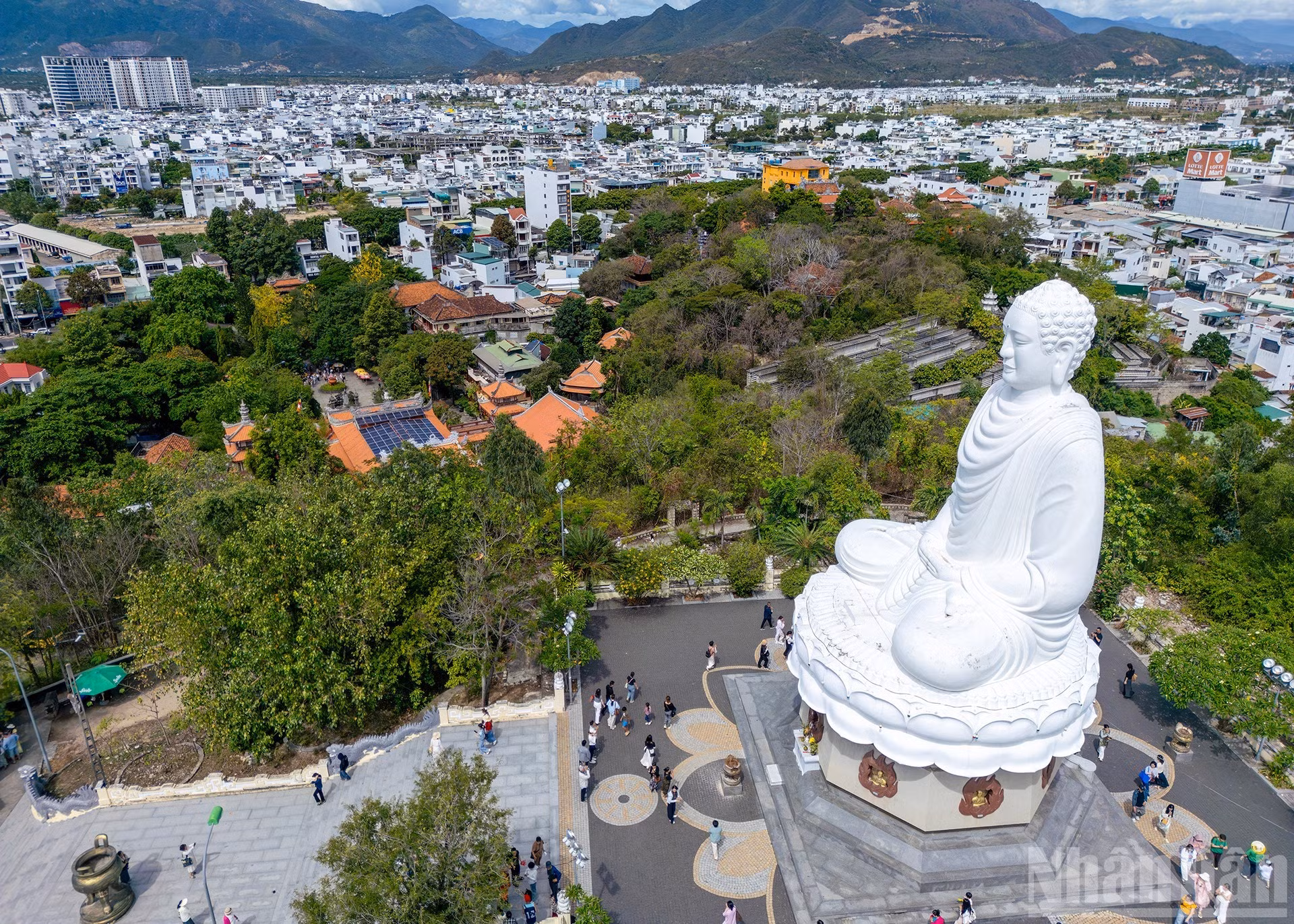 Esta estatua al aire libre es la más grande de Vietnam y representa a Buda Shakyamuni con una expresión compasiva y tranquila. Desde ella se disfruta de vistas espectaculares de la ciudad y la bahía de Nha Trang.