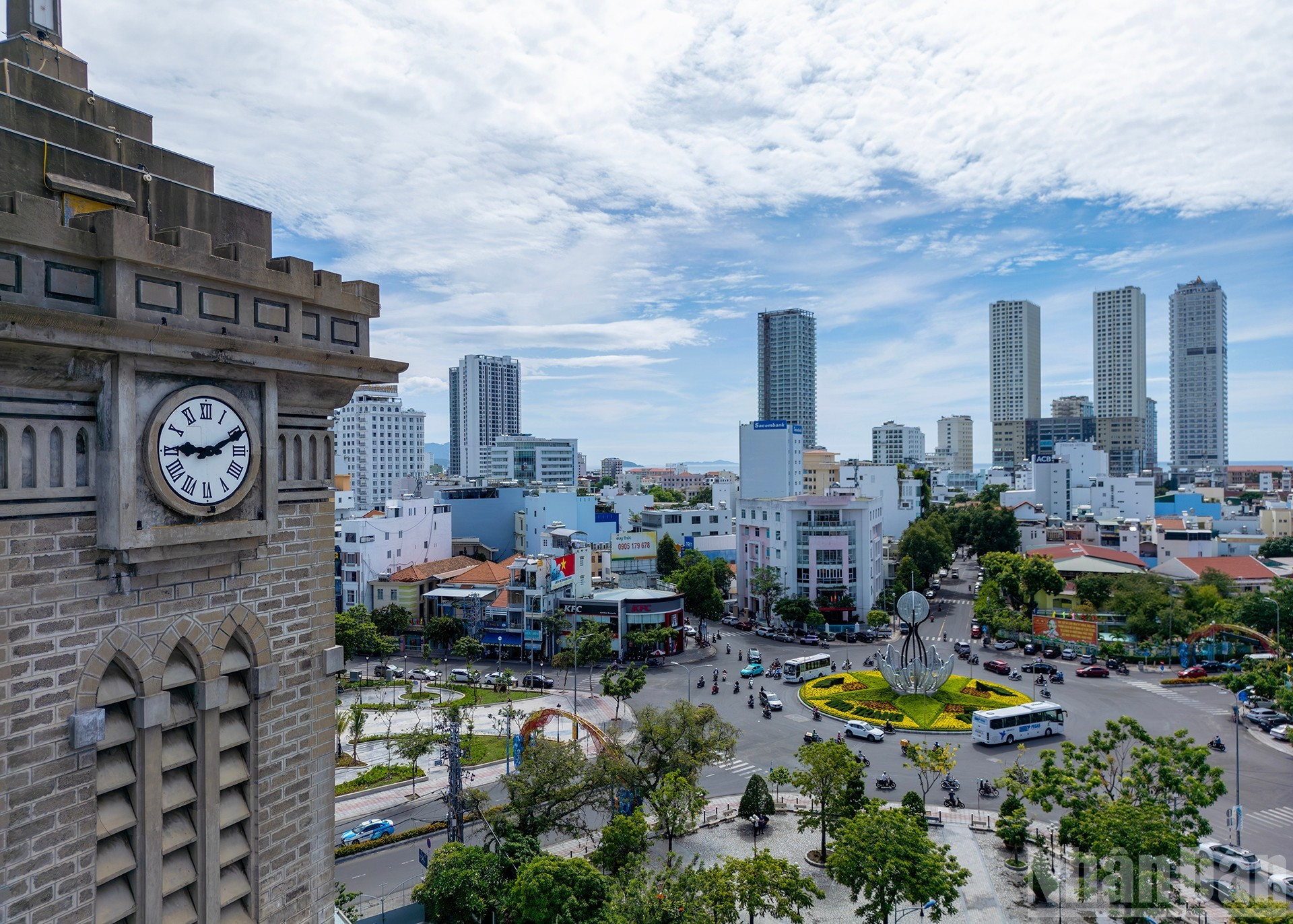 Los lugareños la llaman Iglesia de la Montaña debido a su elevada ubicación y a su singular arquitectura de piedra. El sacerdote Louis Vallet, quien inició su construcción, está enterrado al pie de la colina, como testimonio de su dedicación. Hoy en día, la iglesia no solo es un lugar de culto, sino también un destino turístico en el que los visitantes pueden encontrar paz en medio de esta ciudad dinámica y bulliciosa.