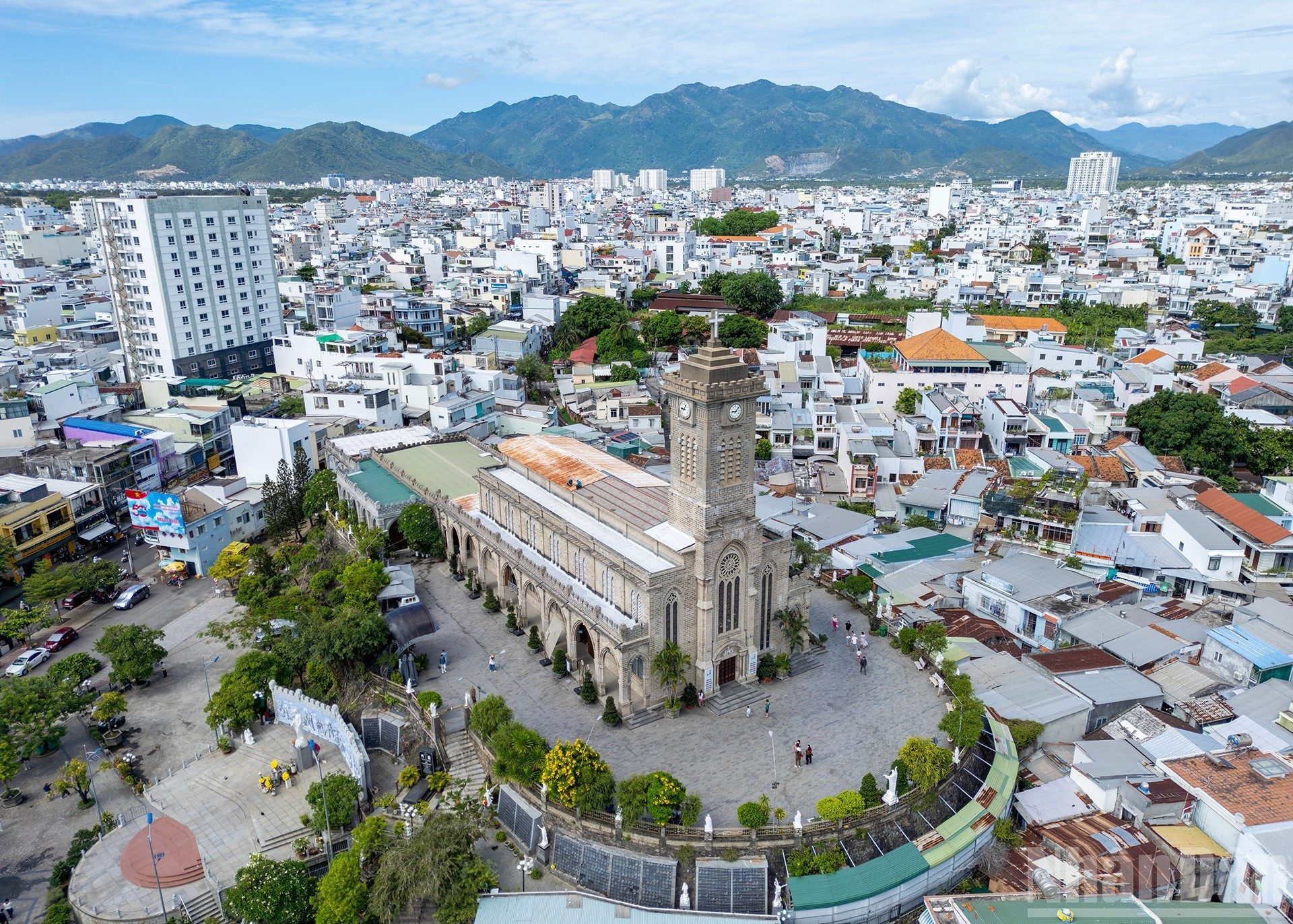 Situada en la cima de la colina Hoang Lan, la iglesia, de estilo gótico occidental, fue construida entre 1928 y 1933. Cuenta con una torre campanario de 38 metros de altura y arcos que se elevan al cielo.