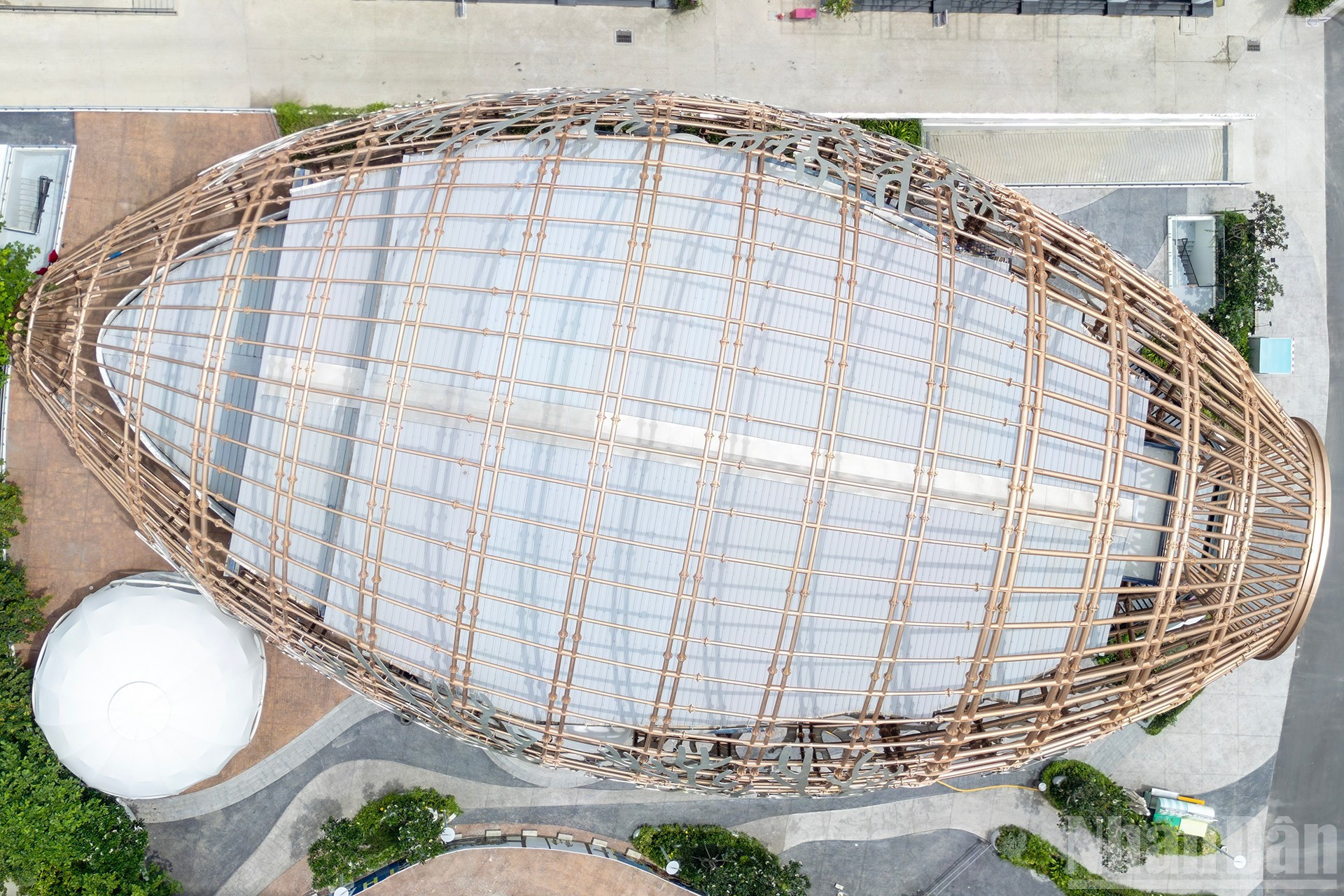 El Teatro Do cuenta con un espacio de actuación multifuncional con una piscina de 240 metros cuadrados y un auditorio con 536 asientos, equipado con un sistema de sonido e iluminación de nivel internacional. El Teatro Do no solo es un innovador destino cultural, sino también un símbolo del arte contemporáneo de la ciudad costera de Nha Trang.