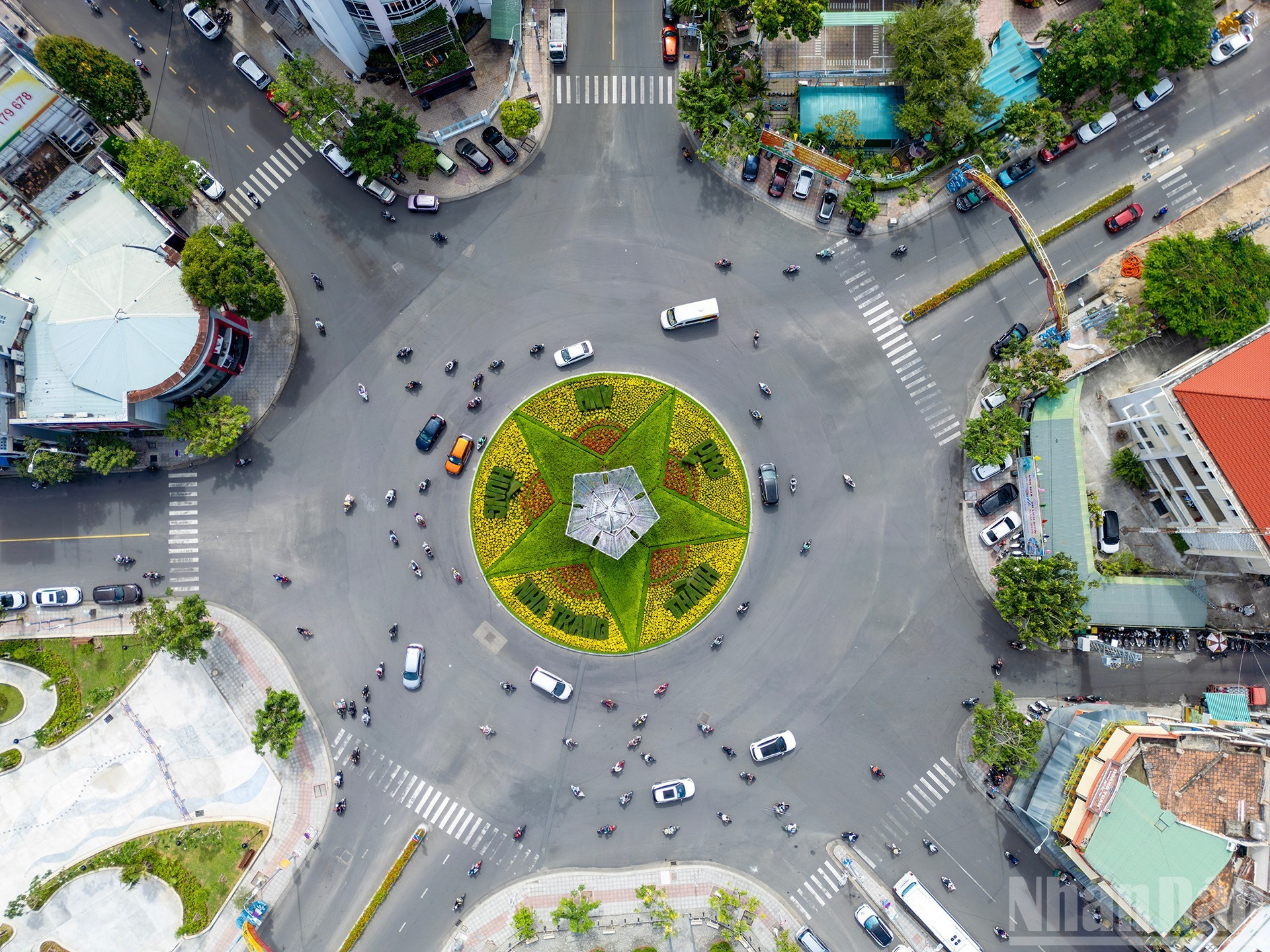 Nha Trang brilla en verano como una sinfonía de sol dorado, mar azul y valiosas tradiciones culturales. Con su vitalidad, la ciudad invita a los turistas a explorar, experimentar y enamorarse de esta cautivadora región costera del centro de Vietnam.