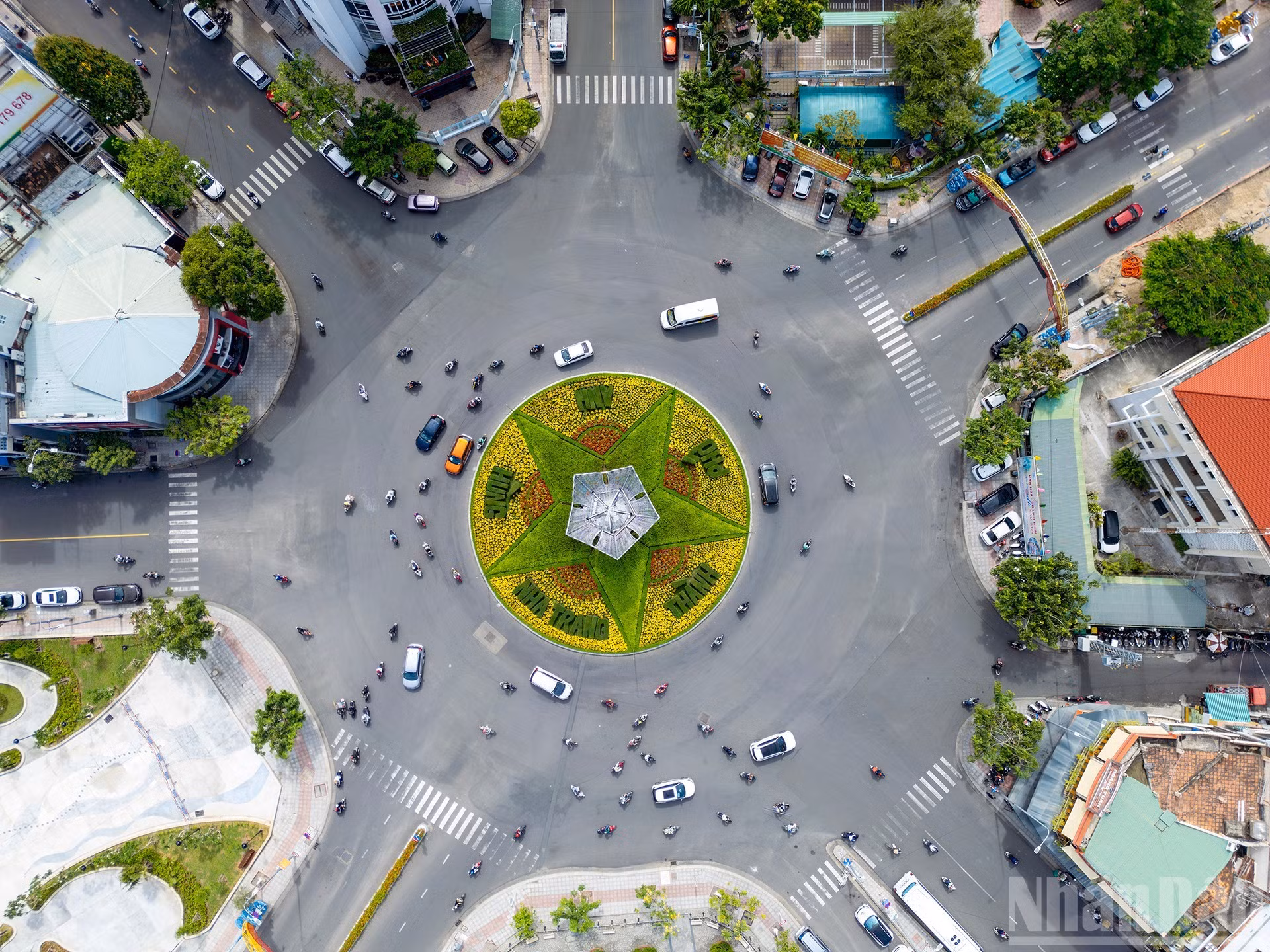 Nha Trang brilla en verano como una sinfonía de sol dorado, mar azul y valiosas tradiciones culturales. Con su vitalidad, la ciudad invita a los turistas a explorar, experimentar y enamorarse de esta cautivadora región costera del centro de Vietnam.