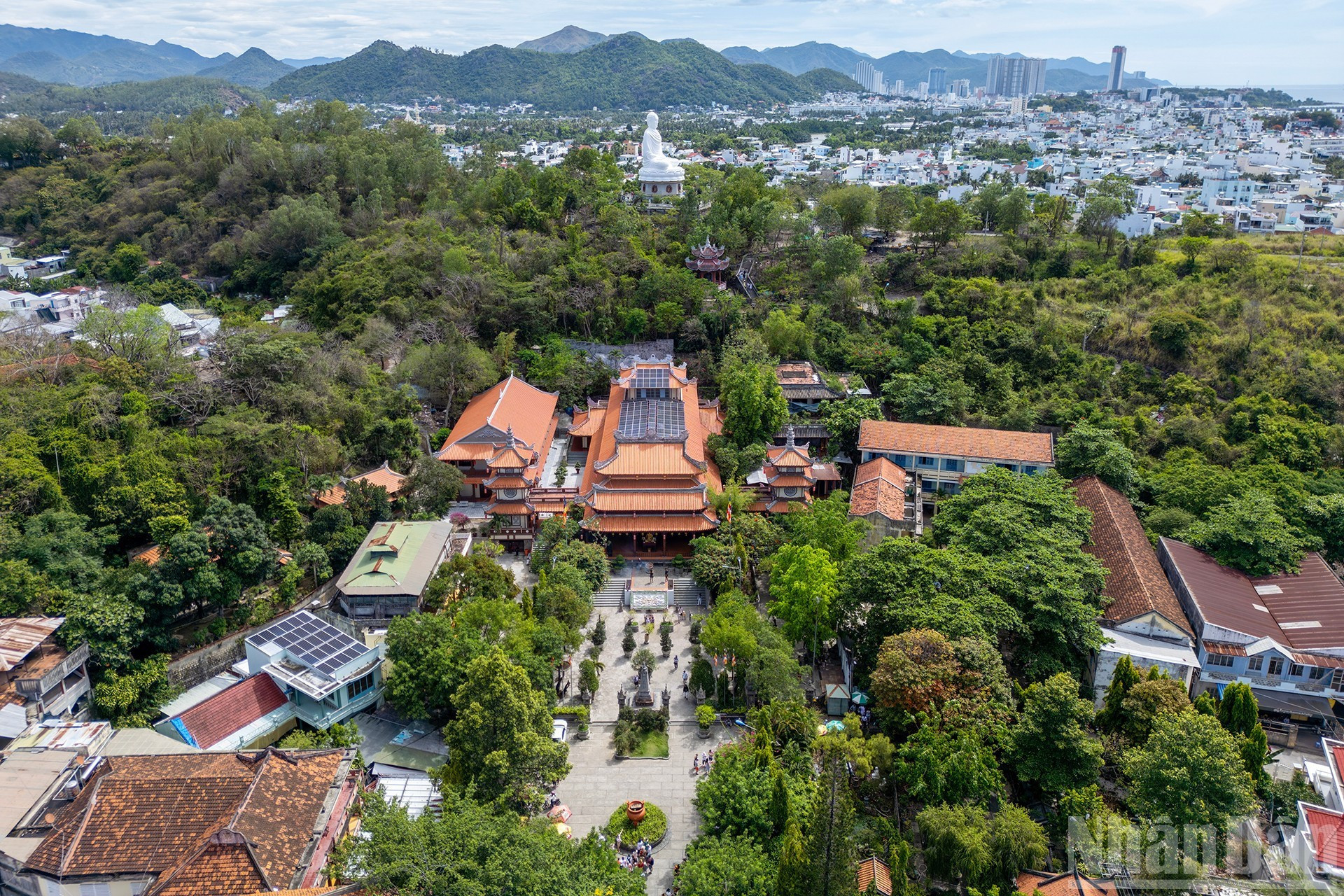 Nha Trang también cuenta con muchos monumentos religiosos. En la cima de la colina Trai Thuy se encuentra la estatua de Kim Than Phat To en la pagoda de Long Son. Se trata de un símbolo espiritual destacado de la ciudad. Construida en 1963, la estatua mide 24 metros de altura, y la figura del Buda tiene 14 metros. El pedestal de loto mide 7 metros de altura y 10 de diámetro.
