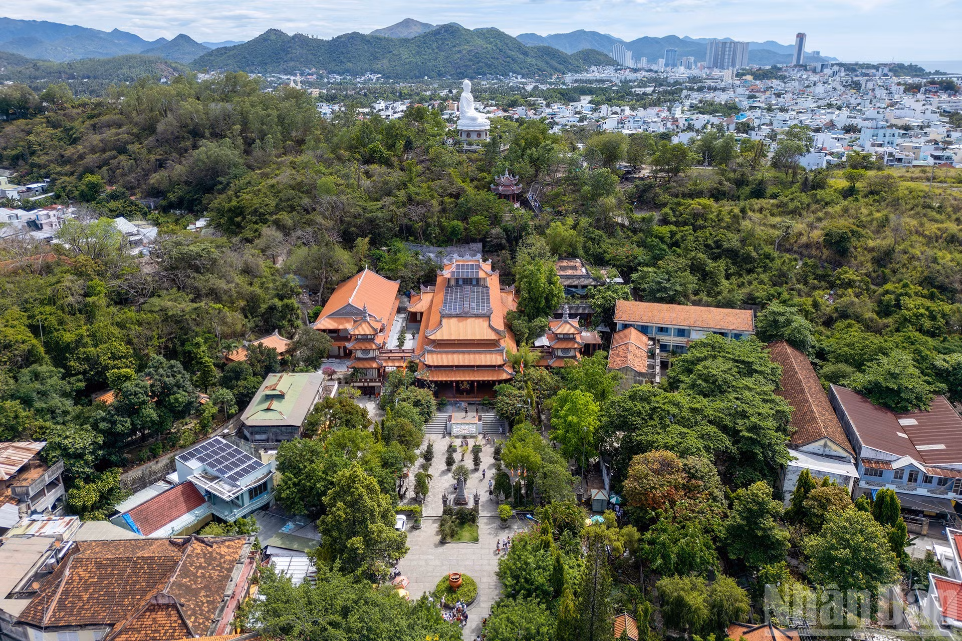 Nha Trang también cuenta con muchos monumentos religiosos. En la cima de la colina Trai Thuy se encuentra la estatua de Kim Than Phat To en la pagoda de Long Son. Se trata de un símbolo espiritual destacado de la ciudad. Construida en 1963, la estatua mide 24 metros de altura, y la figura del Buda tiene 14 metros. El pedestal de loto mide 7 metros de altura y 10 de diámetro.