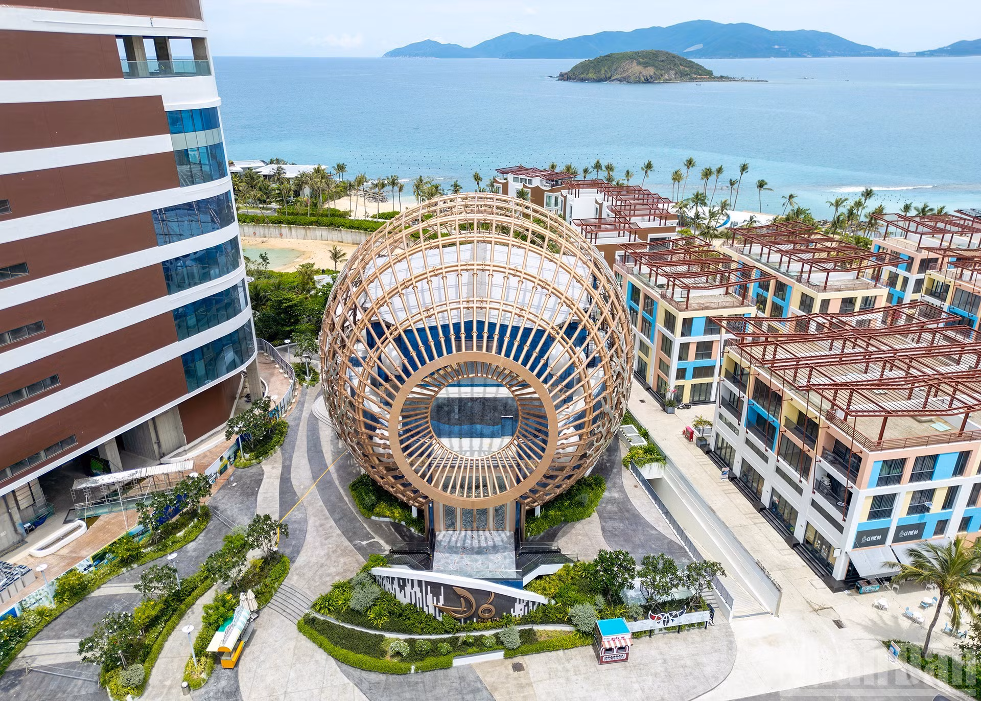 Uno de los últimos símbolos de Nha Trang es el Teatro Do, ubicado en la zona de Bai Tien. Se trata de un edificio artístico único inspirado en el "do", una herramienta tradicional de pesca vietnamita. Con su diseño en forma de un gigantesco "do", el teatro destaca en la bahía y combina armoniosamente la arquitectura tradicional y moderna.