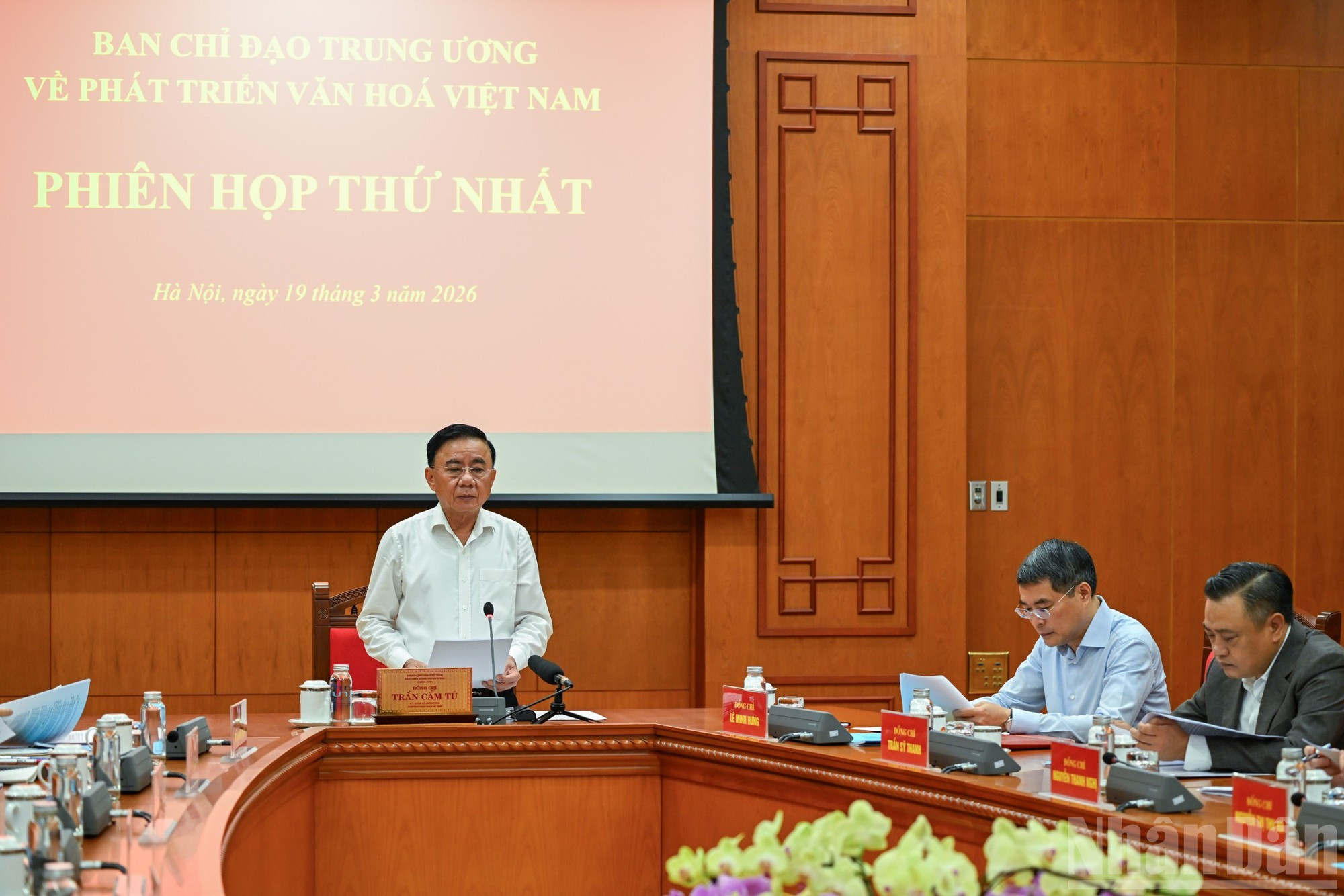 El miembro permanente del Secretariado del Comité Central del Partido Comunista de Vietnam, Tran Cam Tu, habla en la reunión.