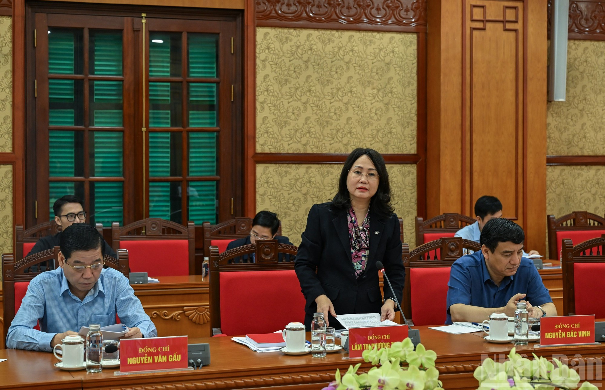 La viceministra permanente de Cultura, Deportes y Turismo, Lam Thi Phuong Thanh, presenta un informe.