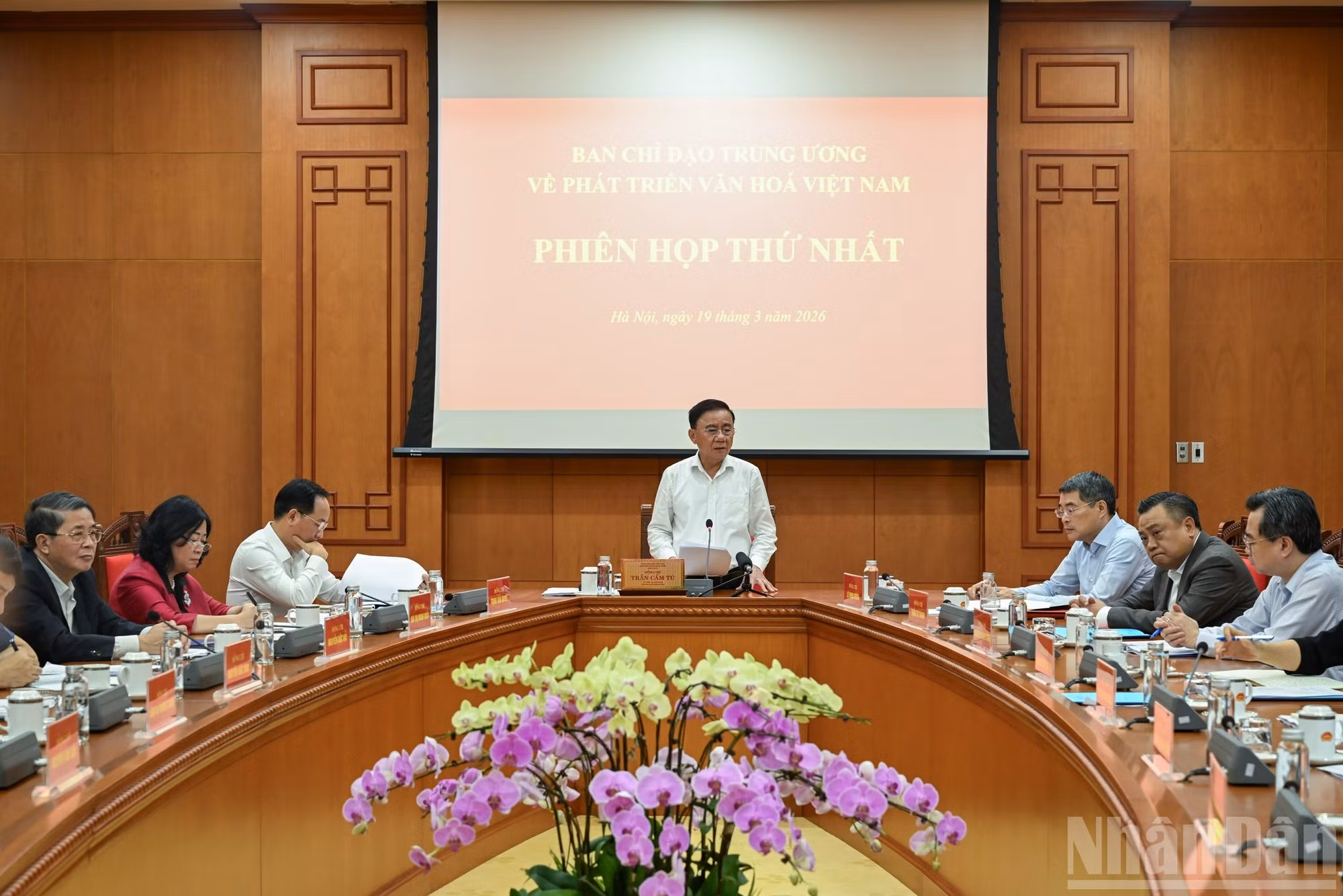 El miembro permanente del Secretariado del Comité Central del Partido Comunista de Vietnam, Tran Cam Tu, toma la palabra en la reunión.