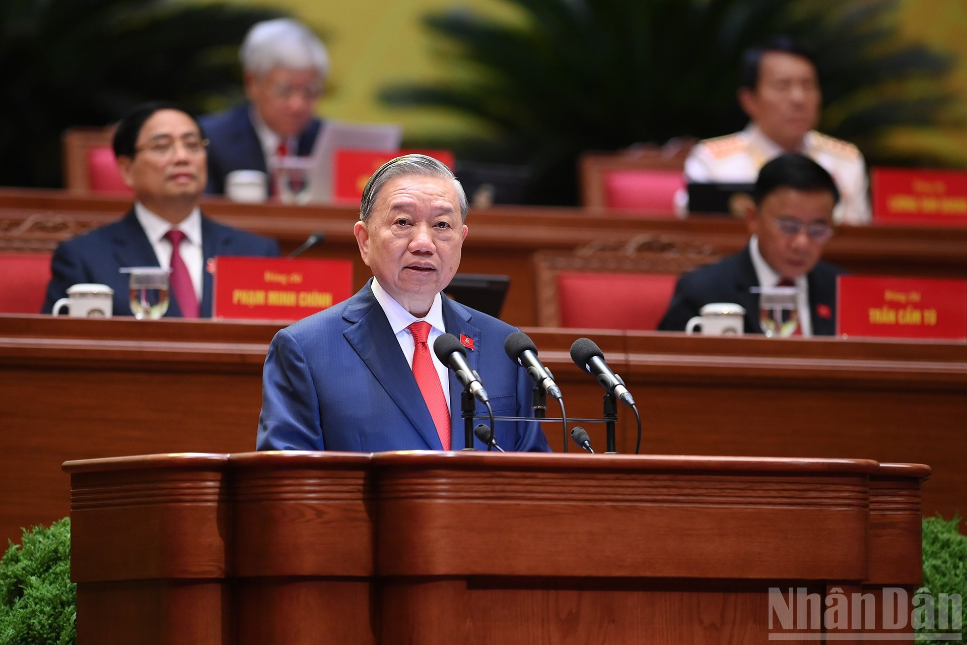 El secretario general To Lam.