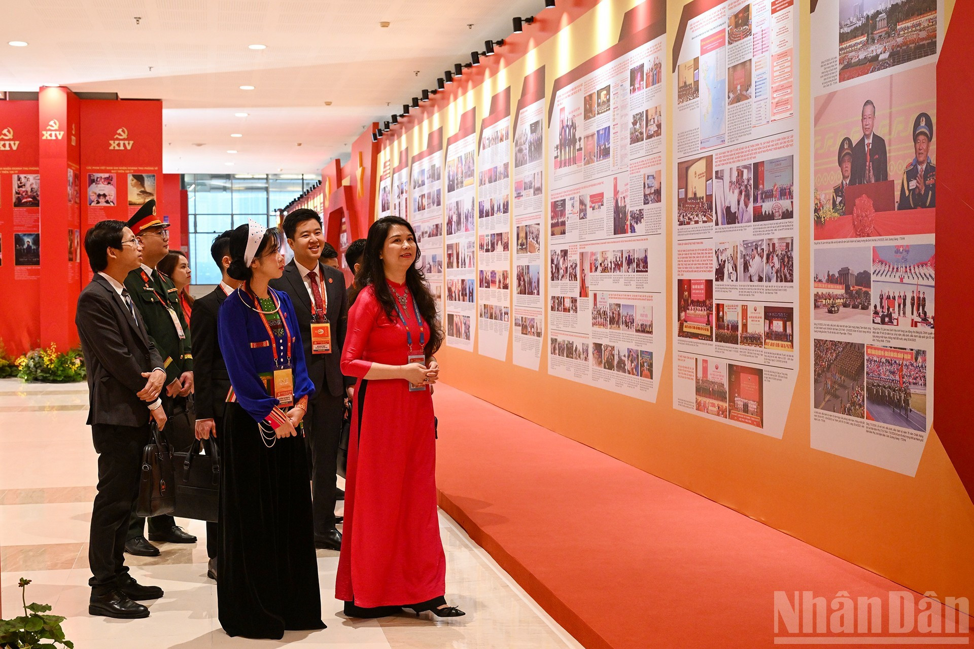 Delegados visitan una exhibición sobre los caminos gloriosos del Partido.