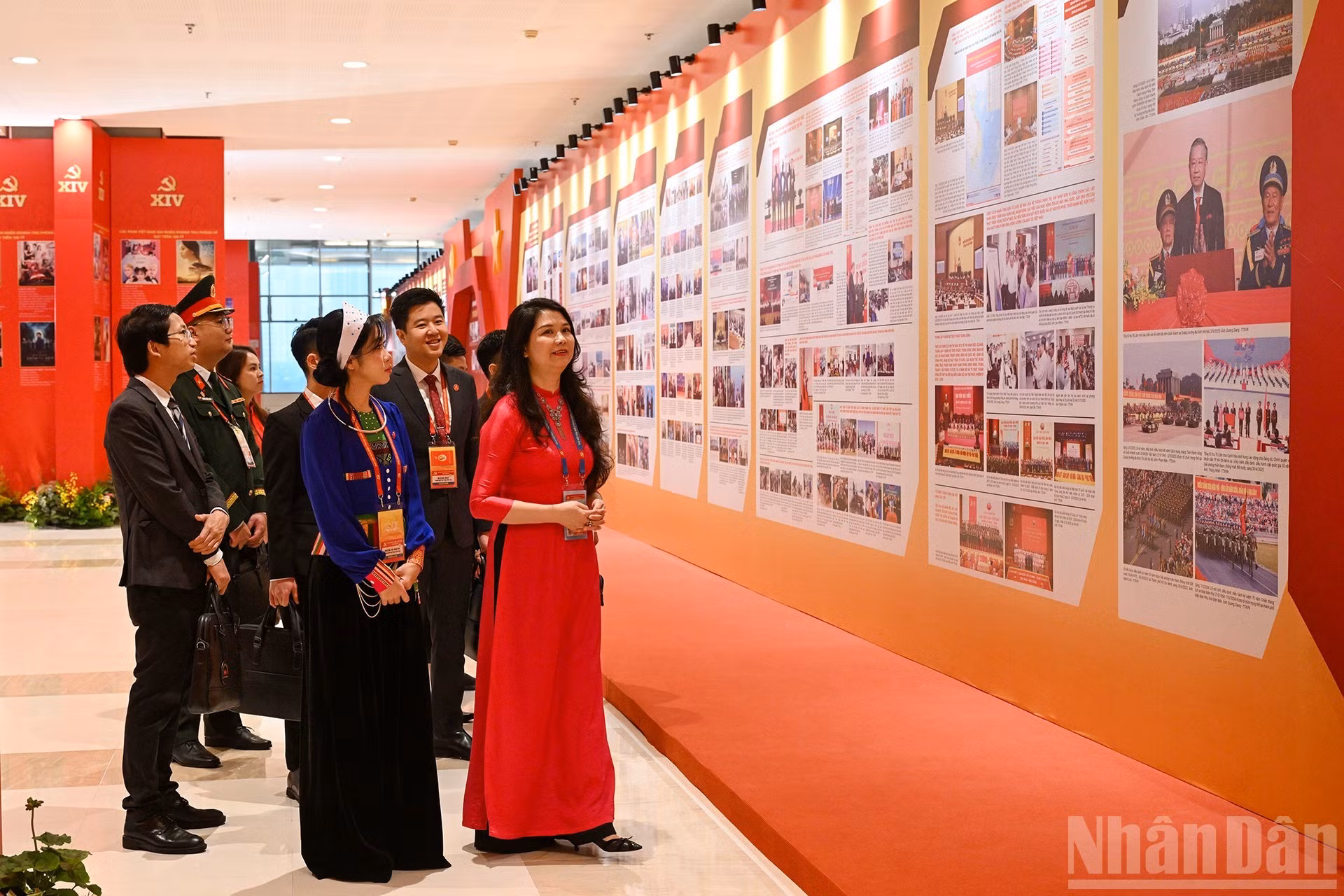 Delegados visitan una exhibición sobre los caminos gloriosos del Partido.