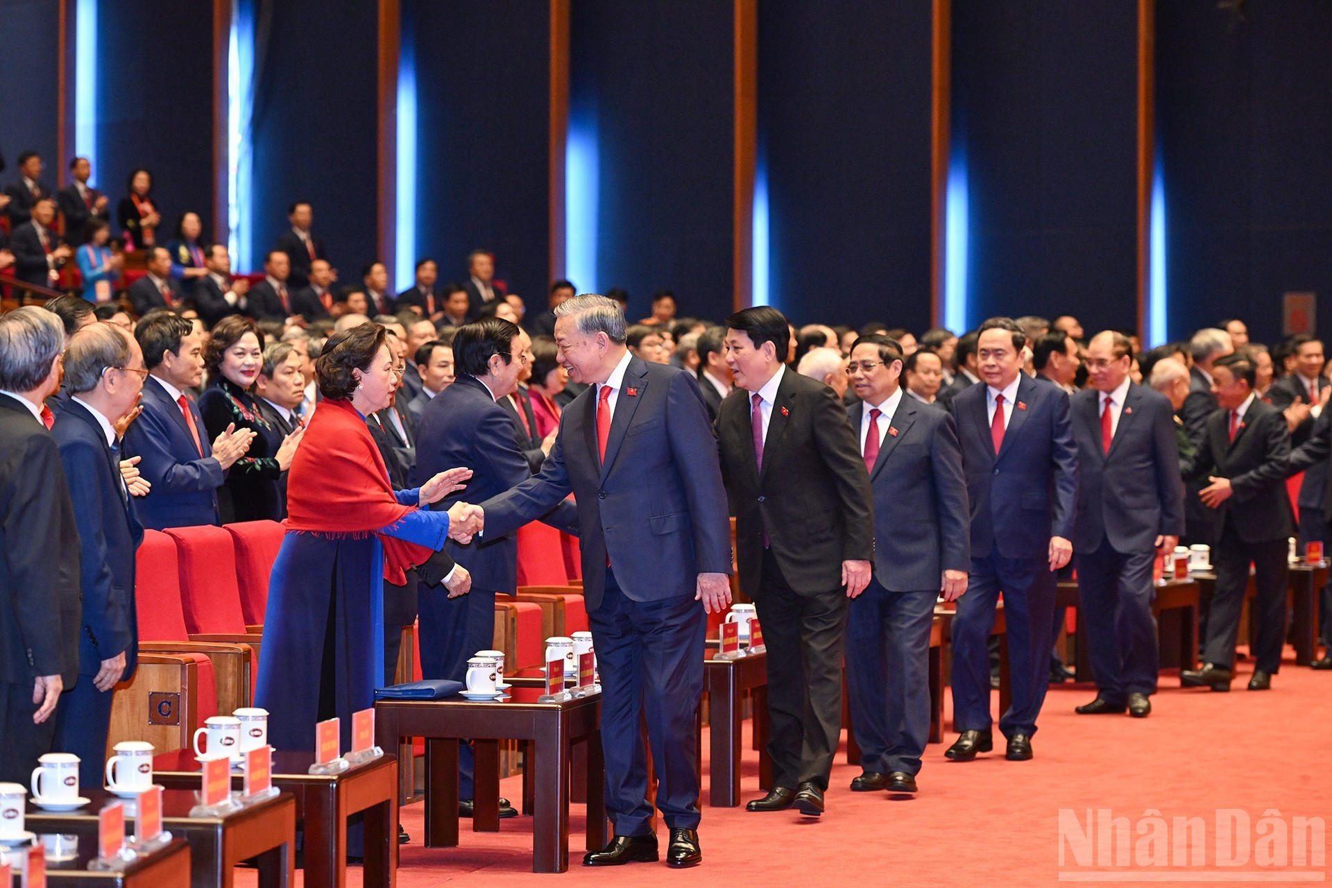 El secretario general To Lam saluda a los líderes y exdirigentes del Partido y del Estado.
